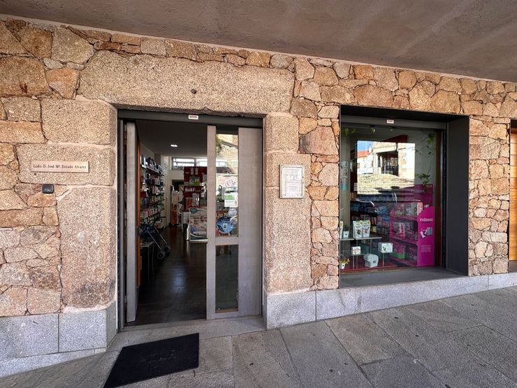 Un escaparate con un cartel que dice 'farmacia'