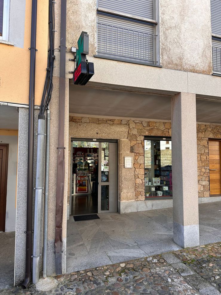Un escaparate con un cartel que dice 'farmacia'