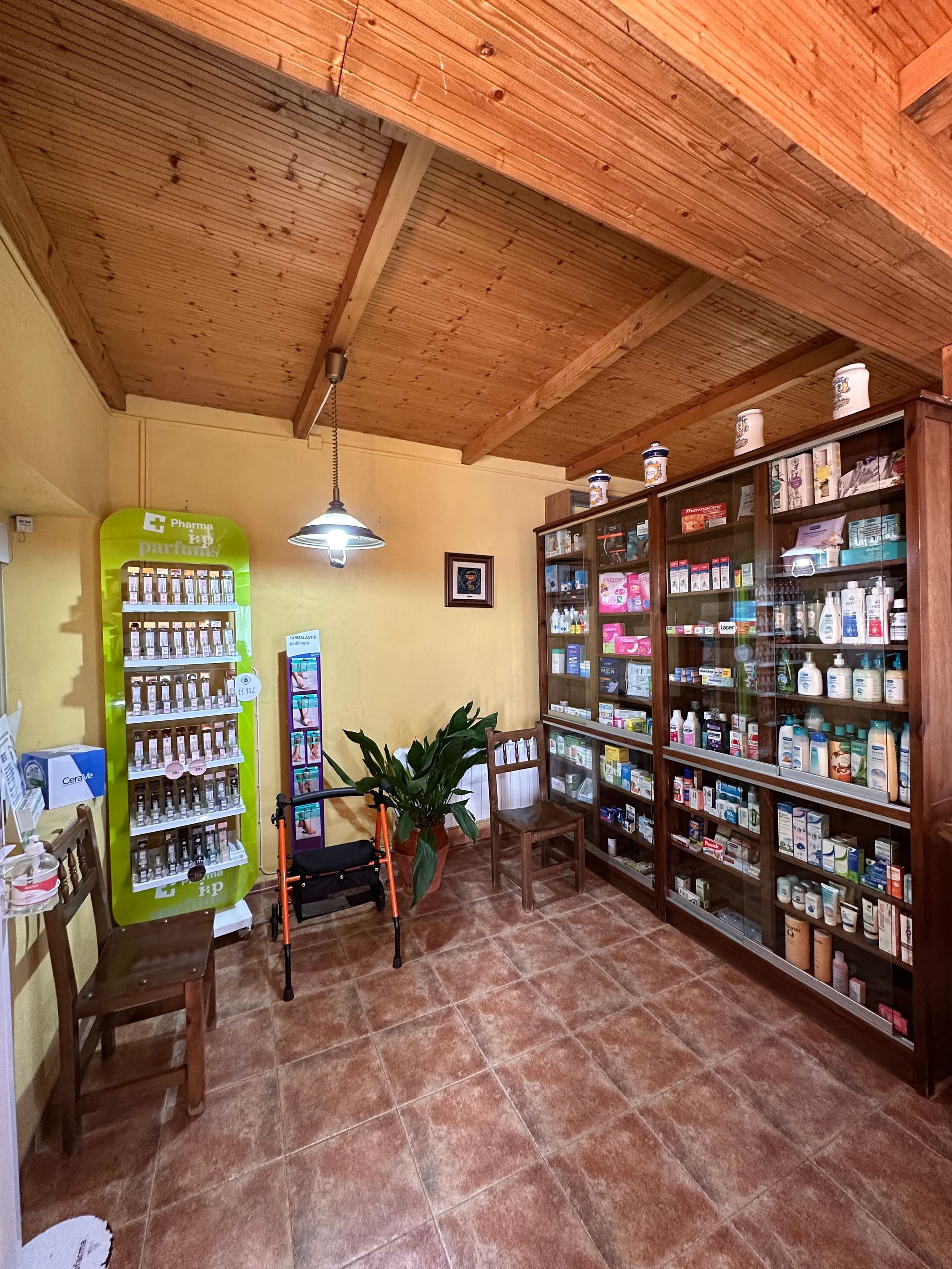 Una farmacia con muchos estantes y una máquina expendedora verde.