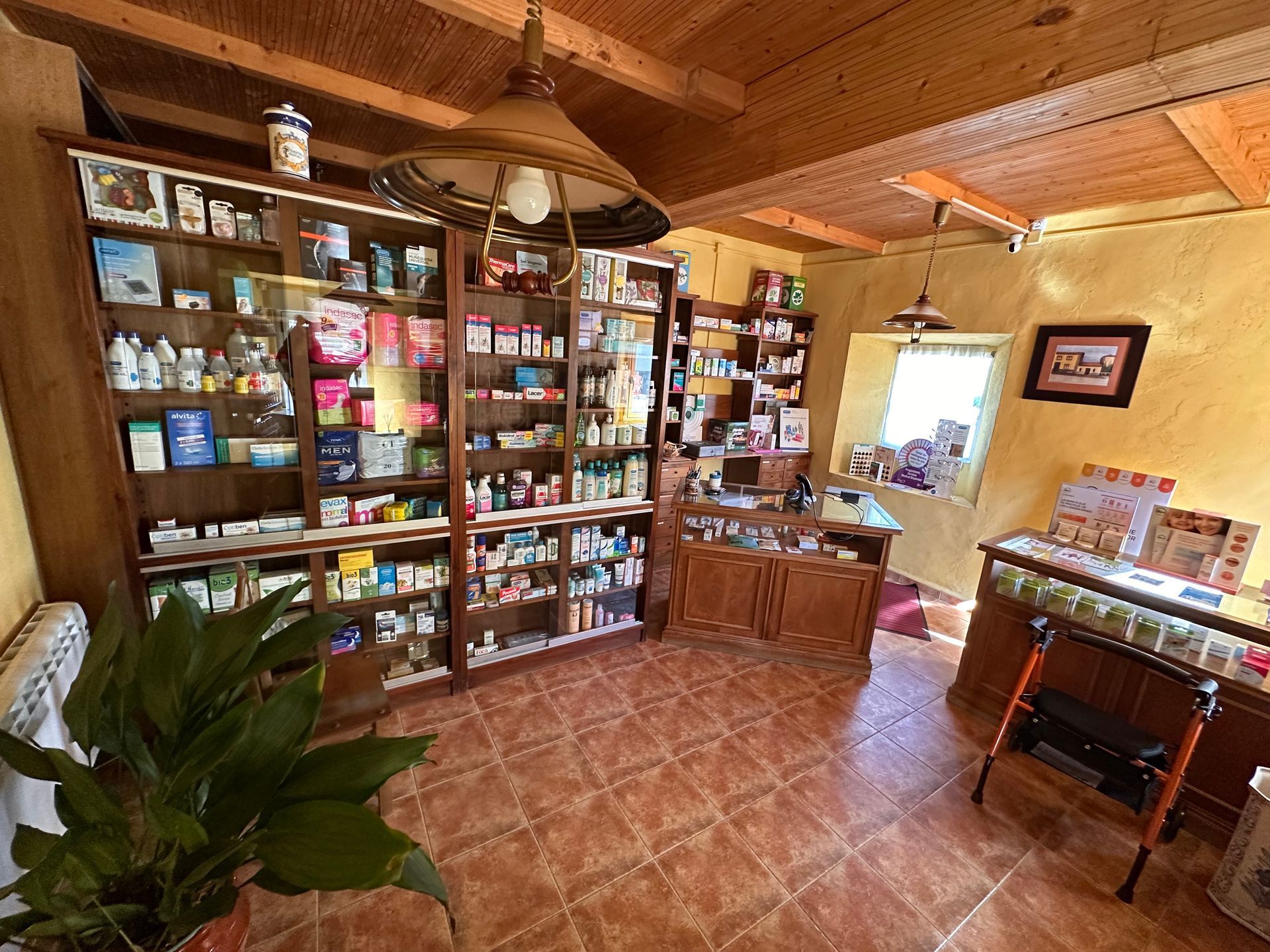 Una farmacia con muchos estantes llenos de muchos medicamentos.