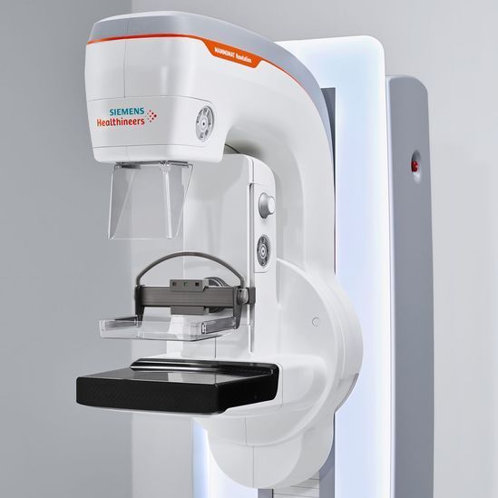 Ein Mammographiegerät von Siemens Healthineers mit weiß-grauem Rahmen vor neutralem Hintergrund.