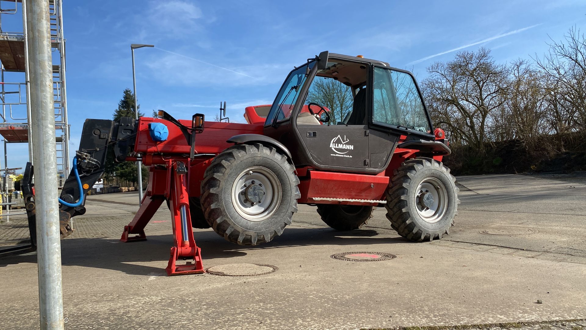 Arbeitsmaschine Allmann - Dach Fassade Abdichtung, roter kleiner Traktor