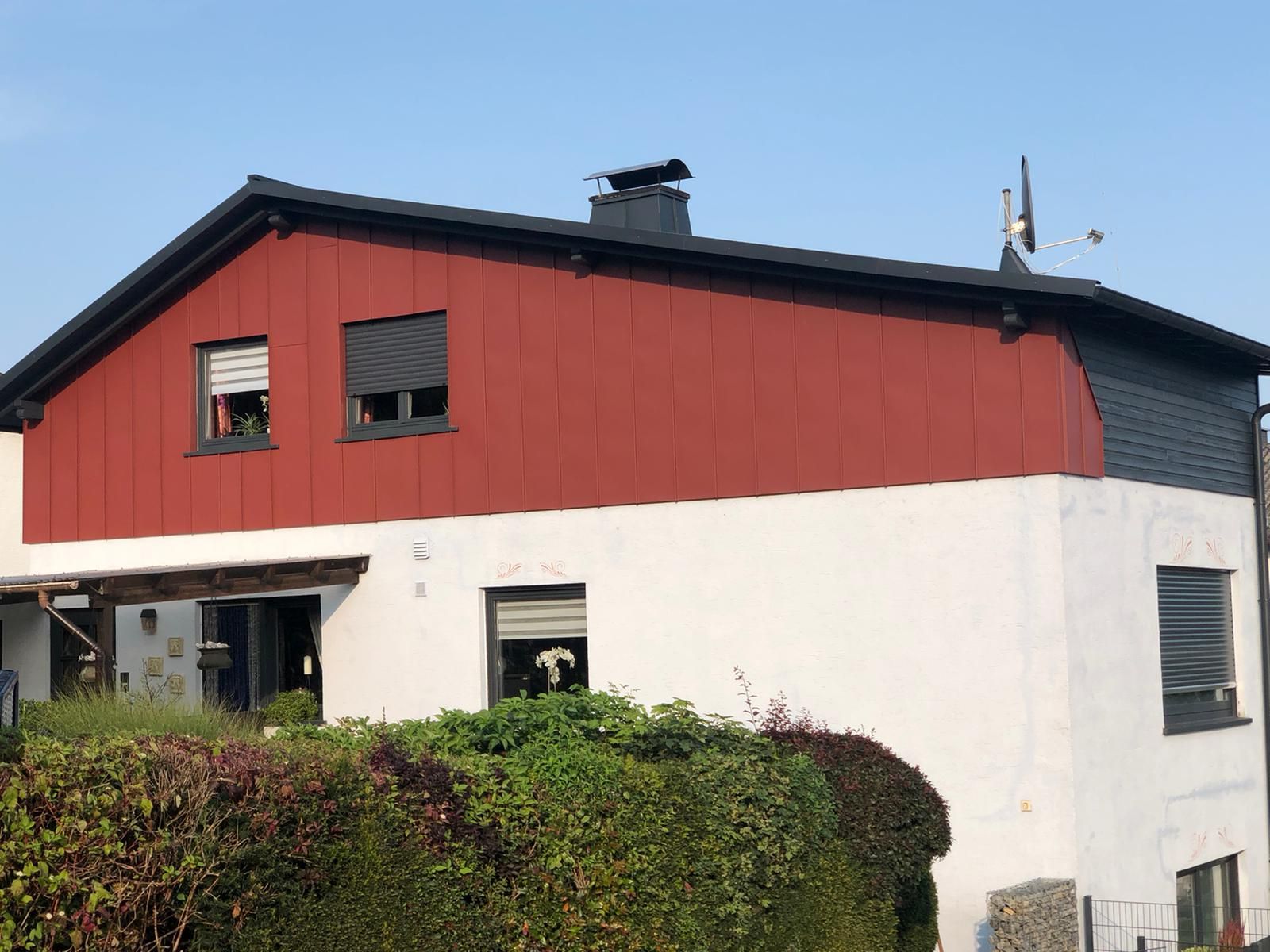 Allmann - Dach Fassade Abdichtung, Wohnhaus mit roter Teilverkleidung