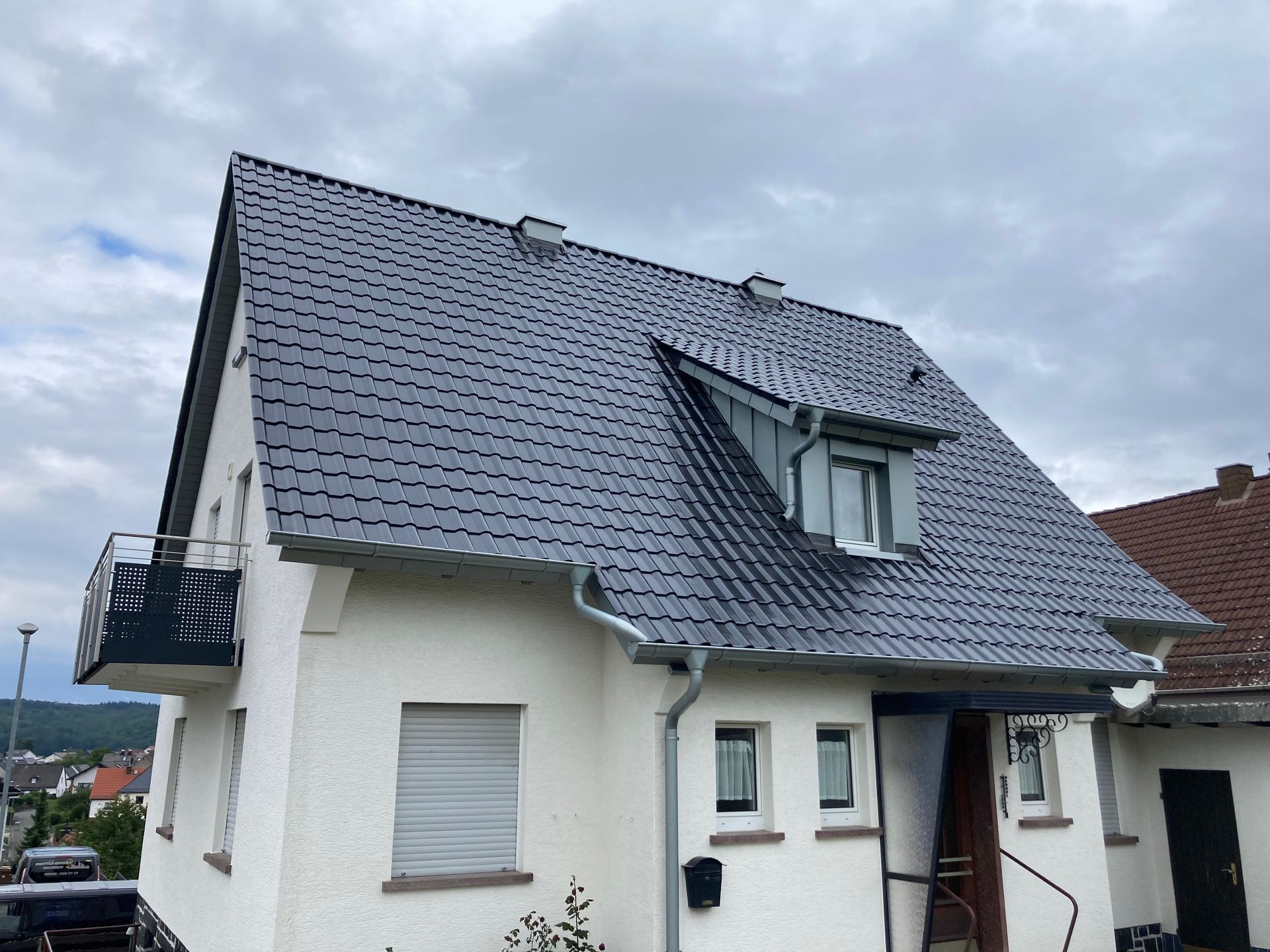 Allmann – Dach Fassade Abdichtung, schwarze Dachziegel Wohnhaus