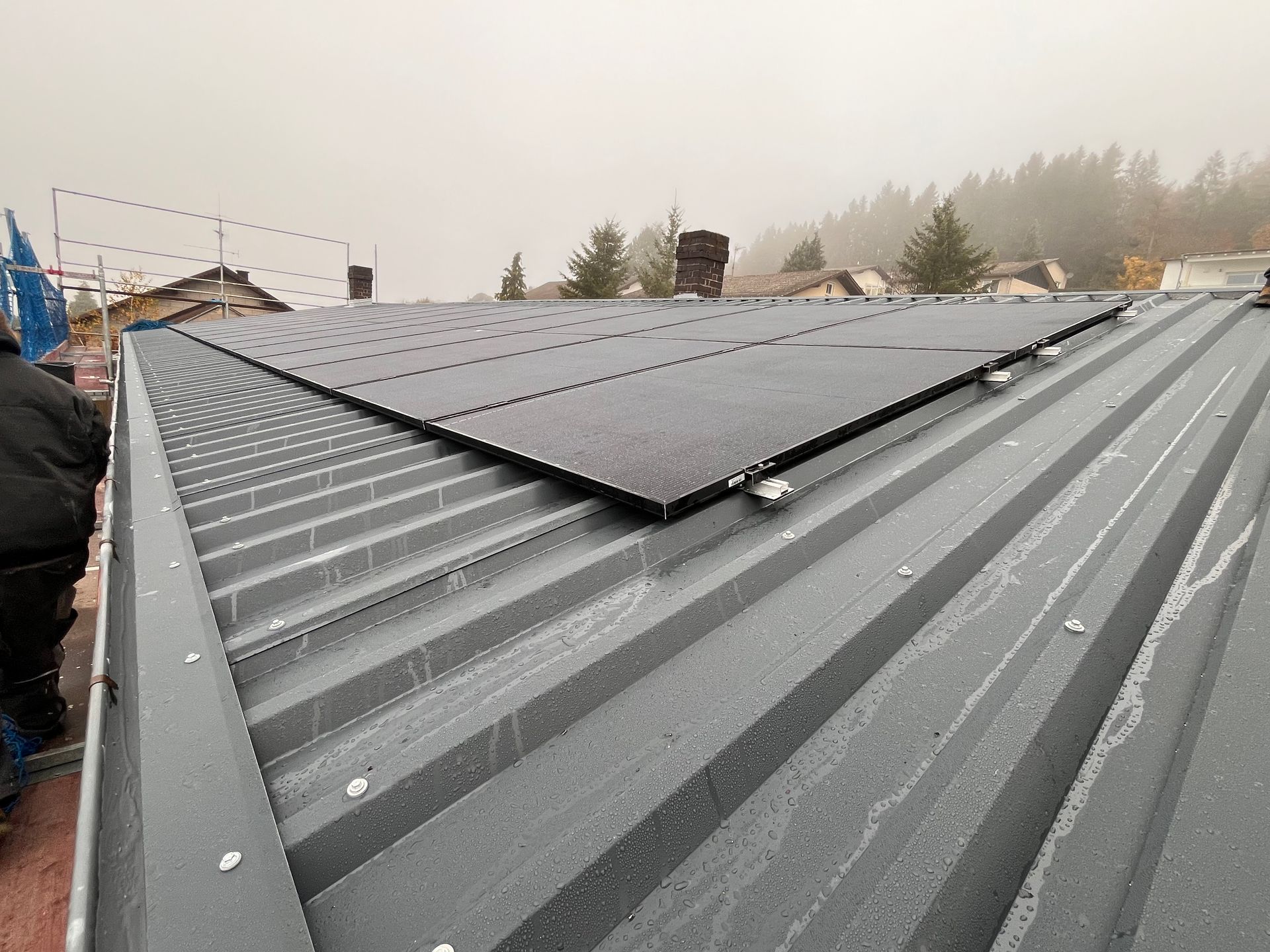 Allmann - Dach Fassade Abdichtung, Aludach mit Solarpaneelen