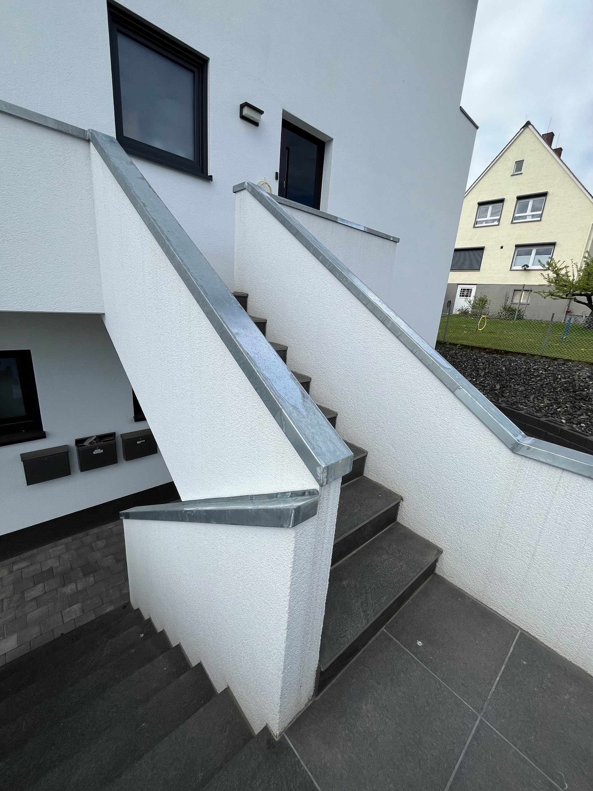 Allmann - Dach Fassade Abdichtung, Außentreppe, Bleche für Mauer am Treppenaufgang, Spenglerarbeiten, Treppenaufgang, Alubleche Handlauf