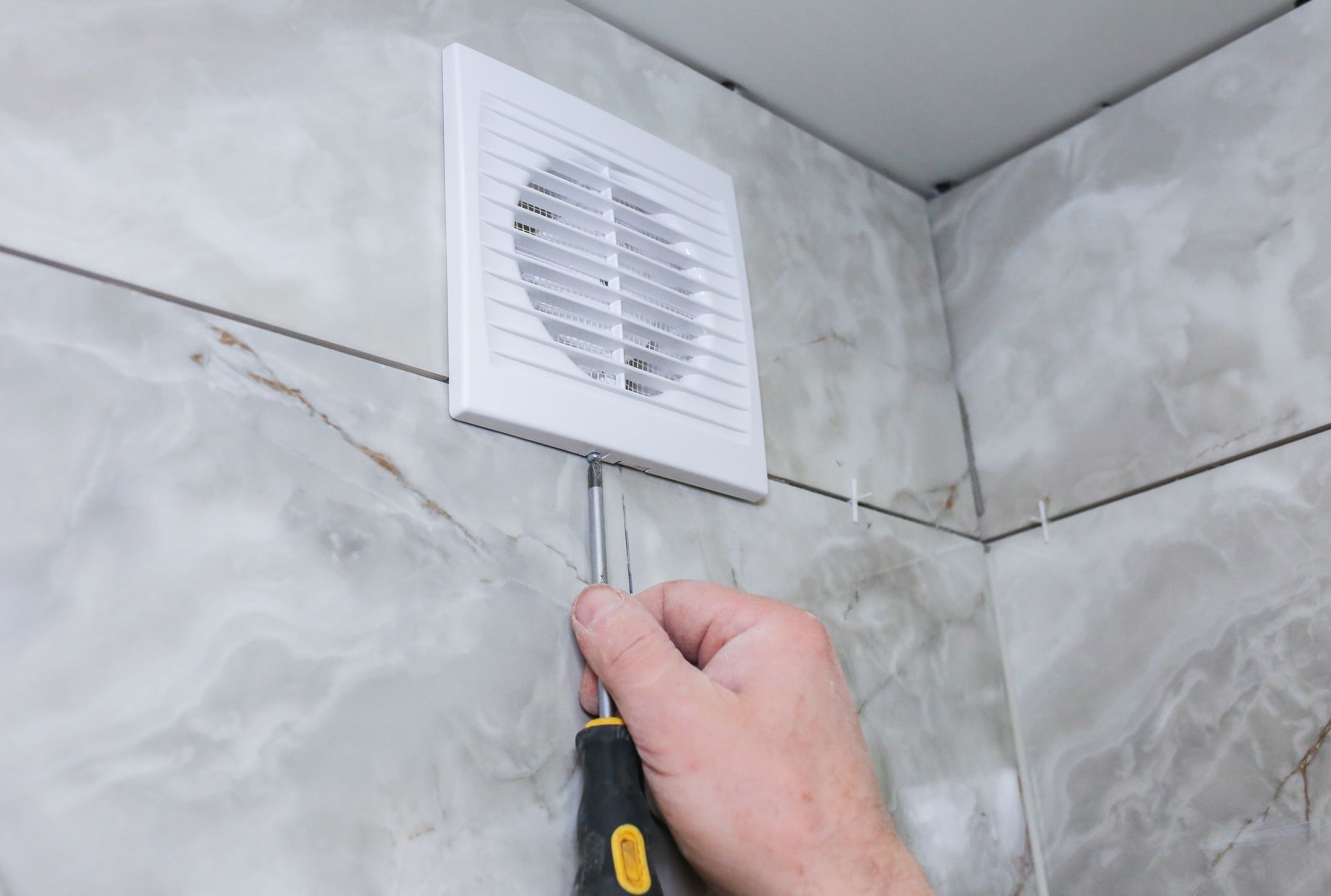 Une personne installant une ventilation.