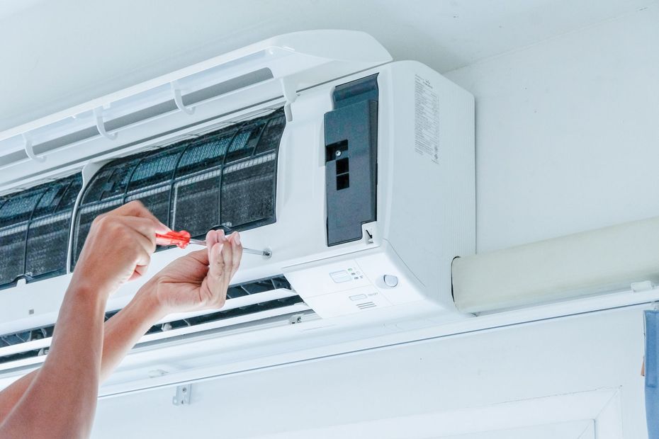 Une climatisation se faisant réparer.