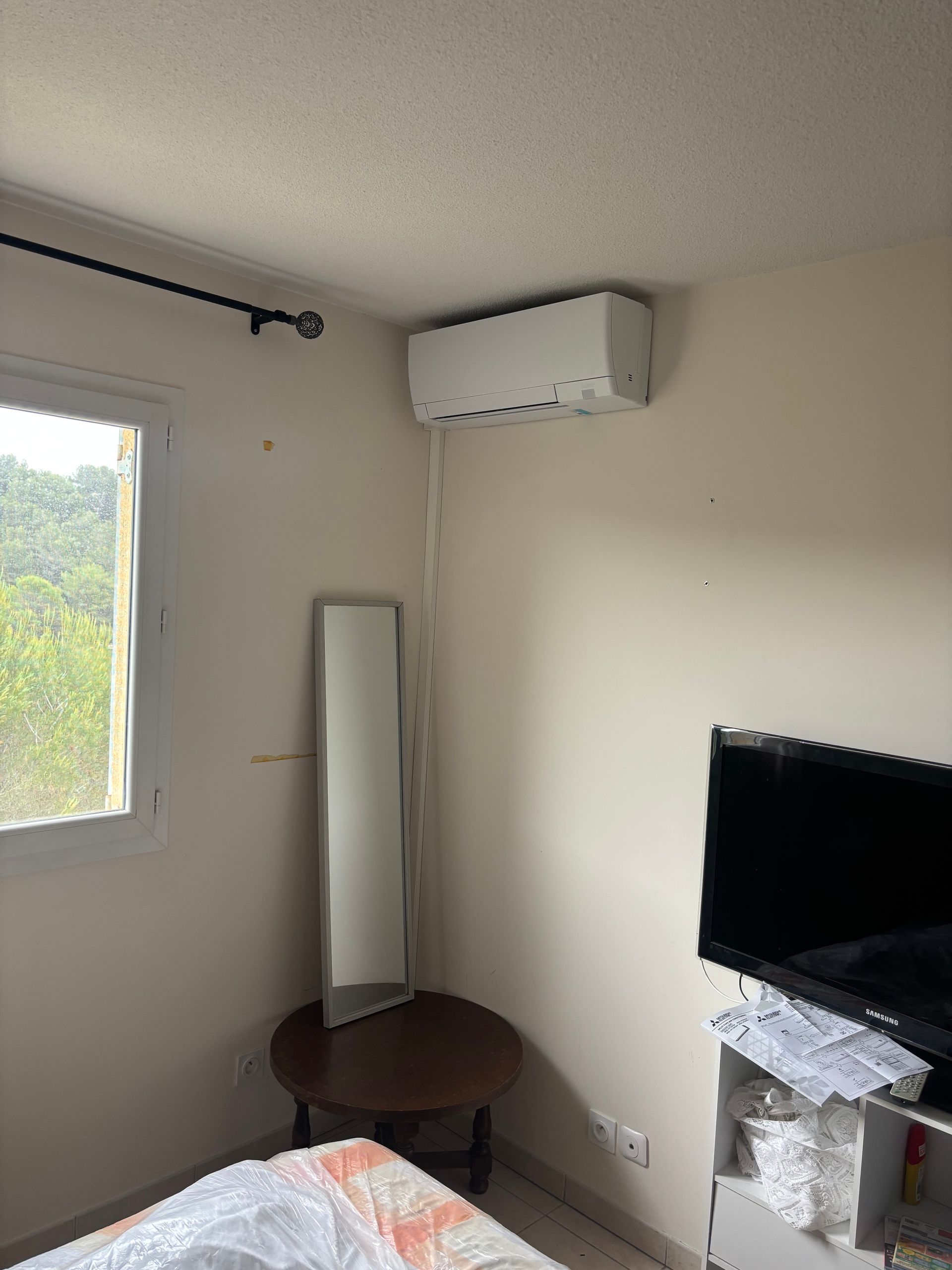 Une climatisation et un miroir.