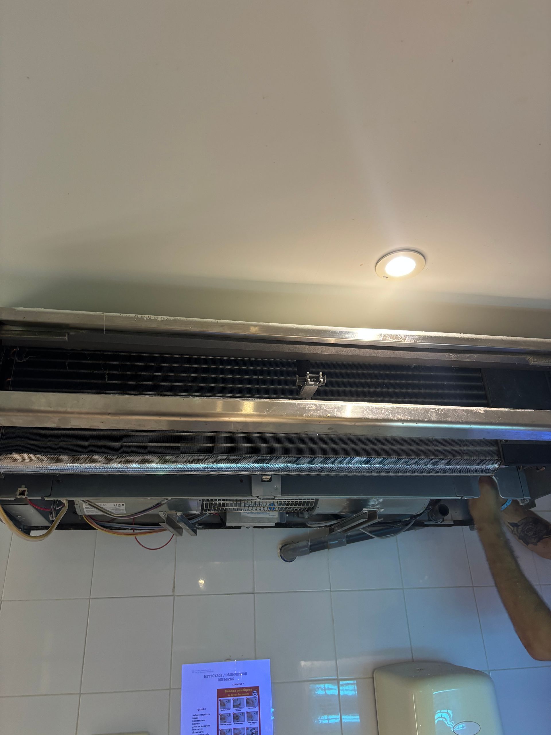 Une climatisation se faisant réparer.