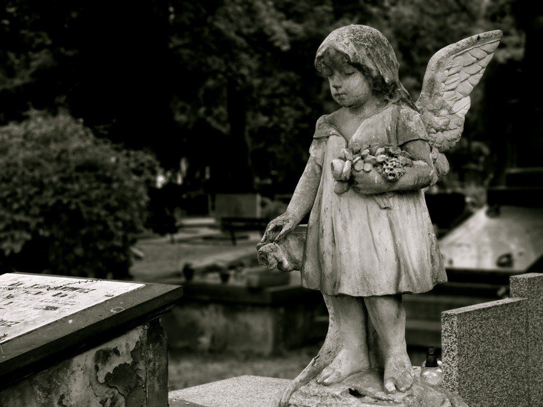 Une statue d'un ange sur une tombe