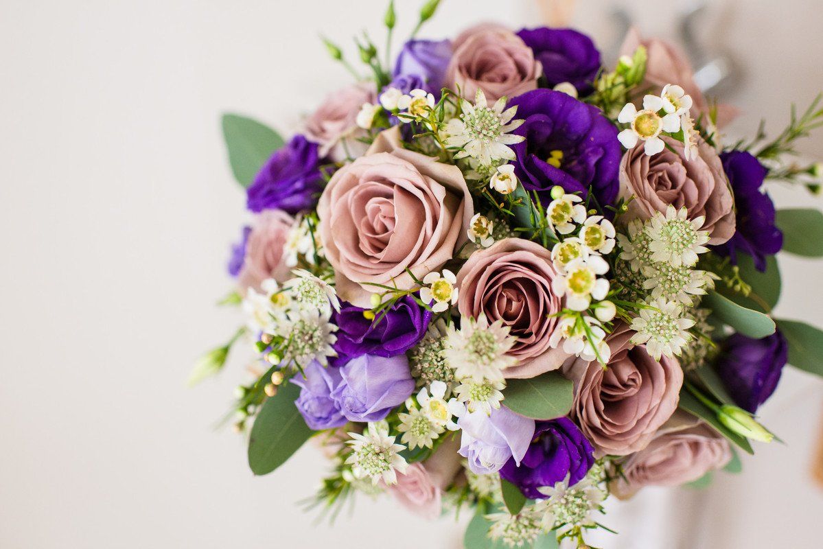 Bouquet de fleurs violettes, roses et blanches