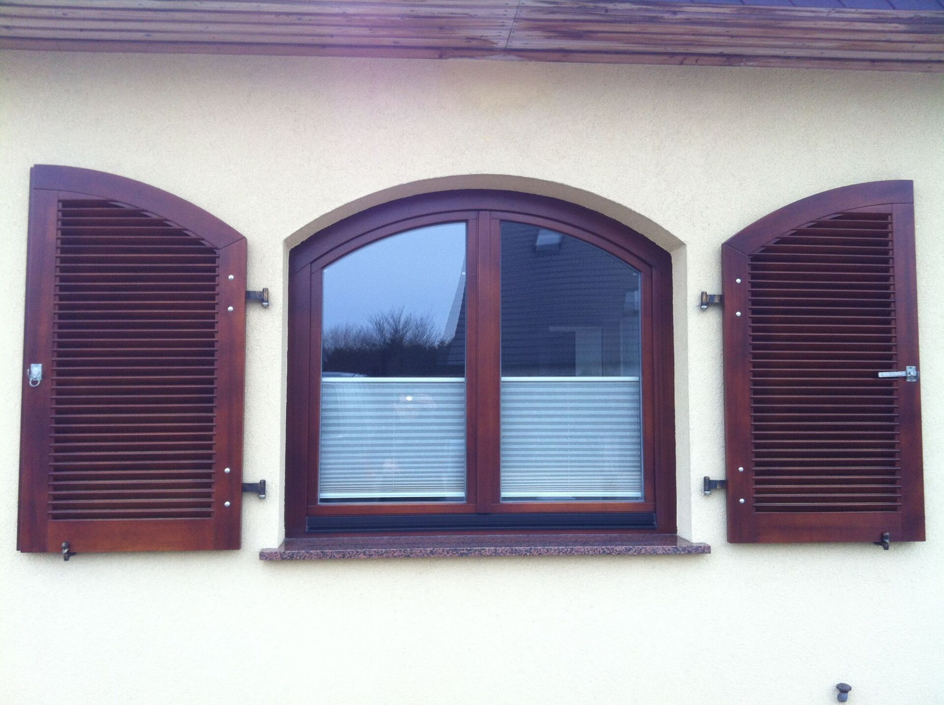 fensterläden rotbraun