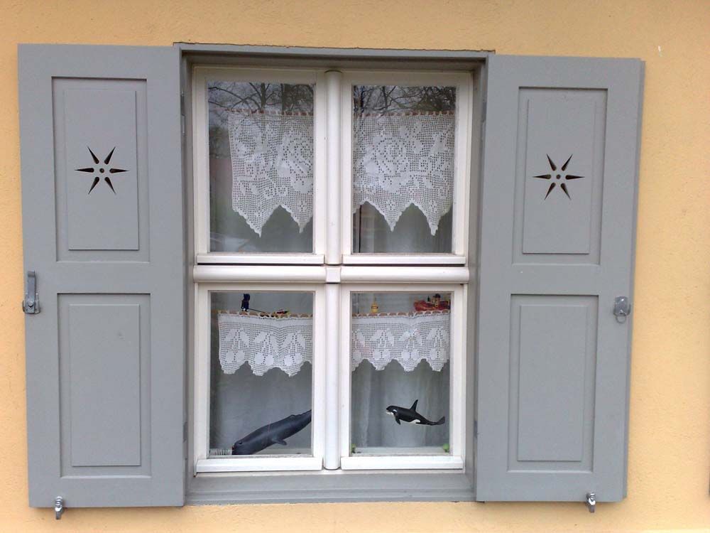 sprossenfenster mit fensterläden