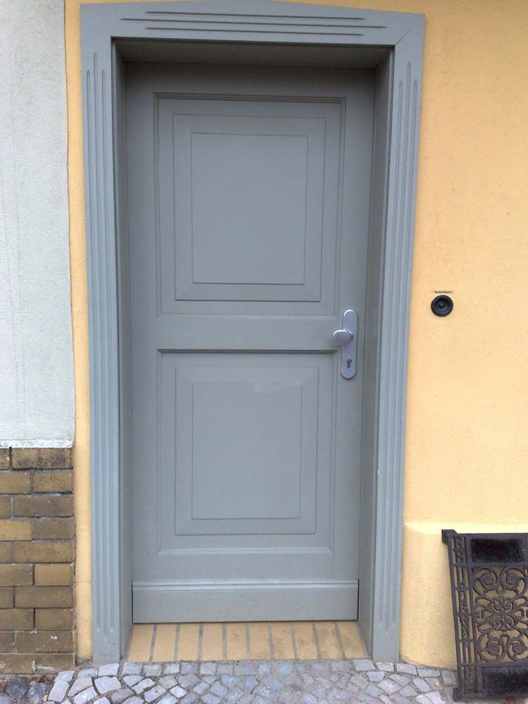 schlichte eingangstür aus holz