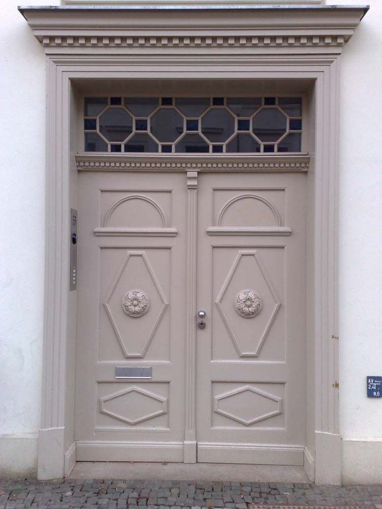 holztür mit aufwendigen verzierungen