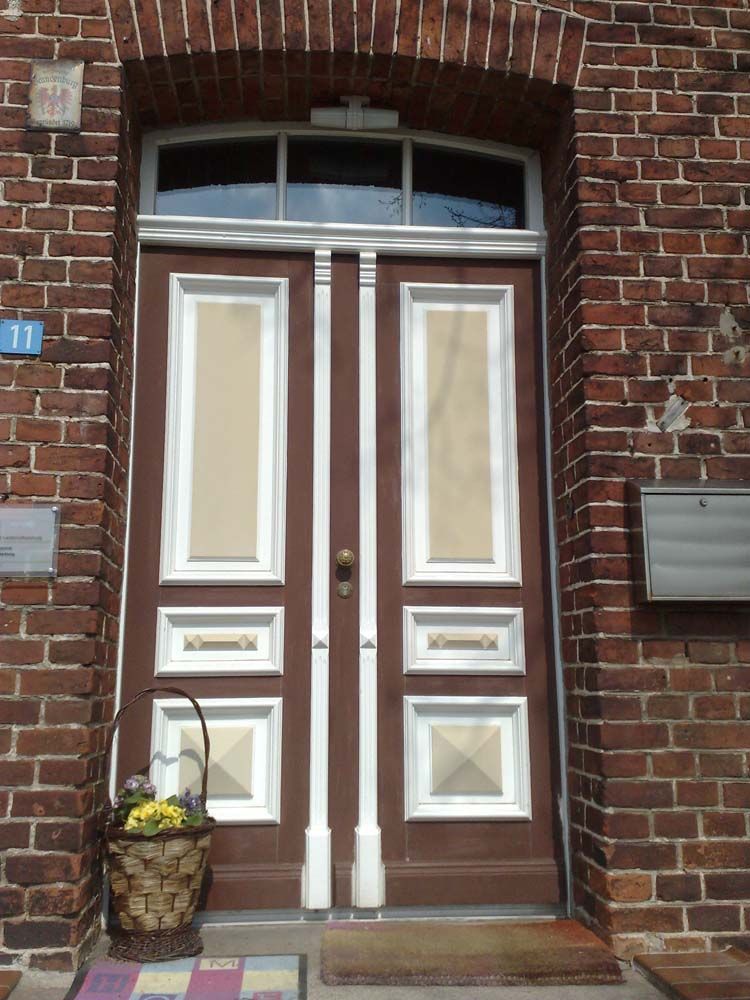 eingebaute haustür aus holz