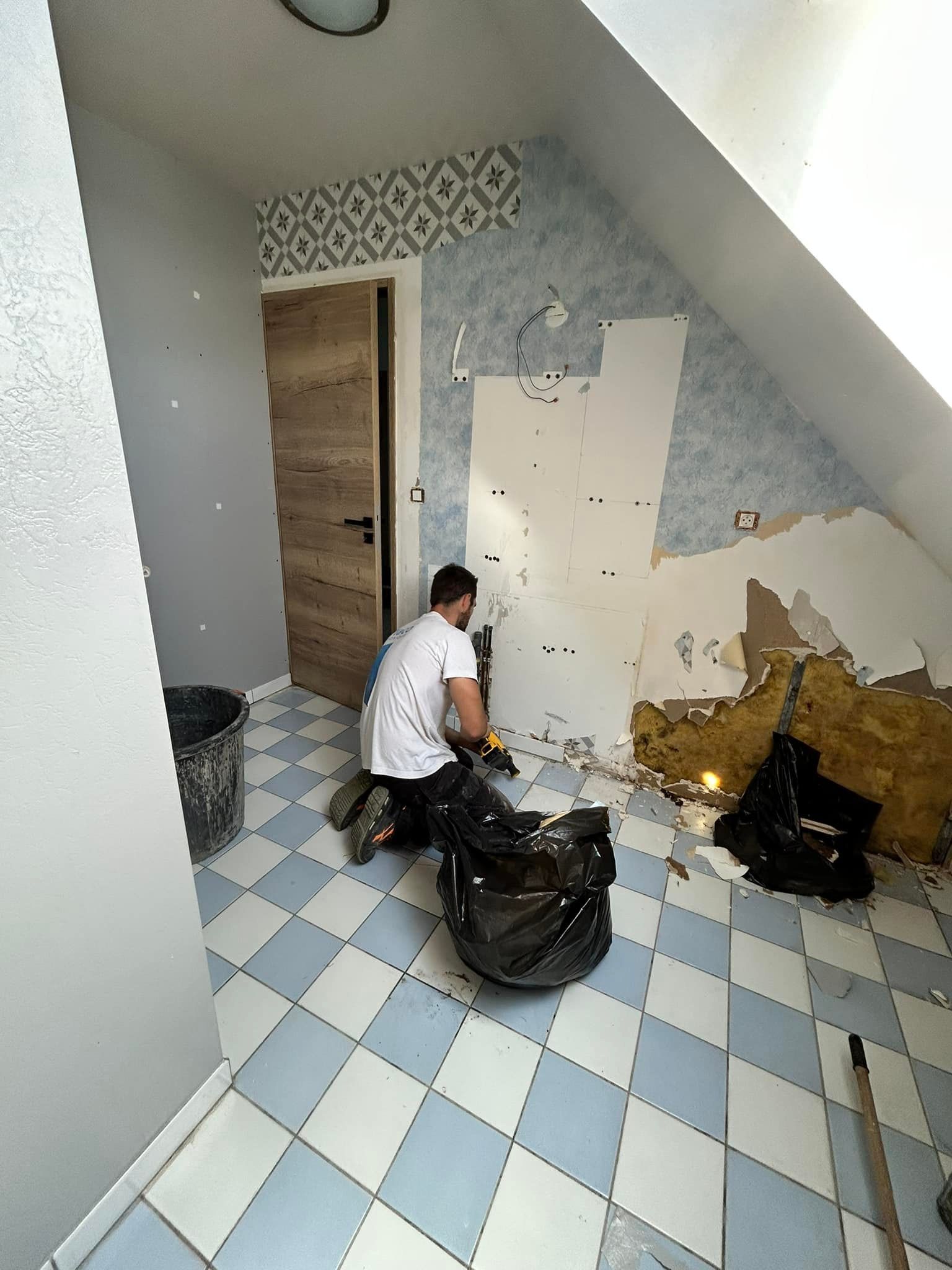 Création d'une salle de bains : dépose des anciens revêtements.