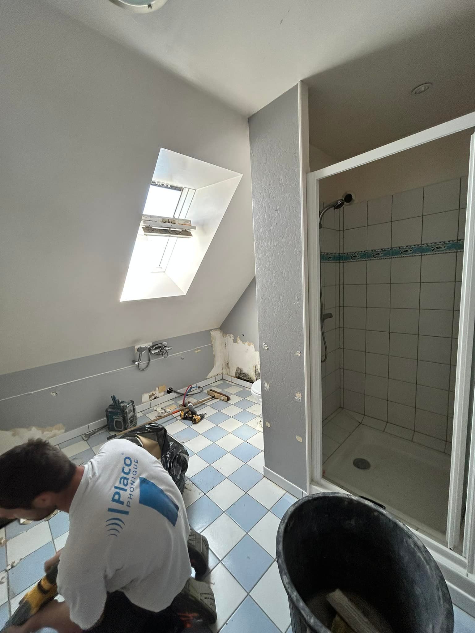 Création d'une salle de bains : revêtements et douche à remplacer.