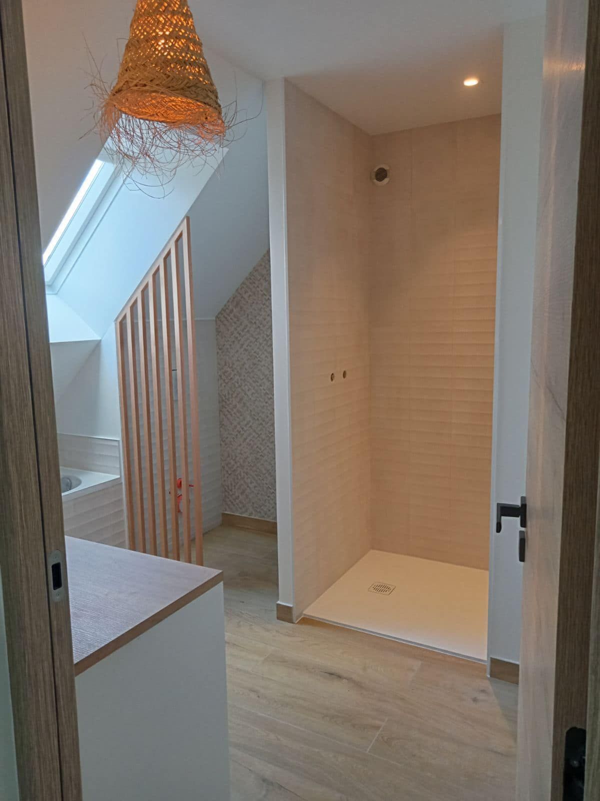 Création de salle de bains : douche à l'italienne, puits de lumière et luminaire en tissu tressé.