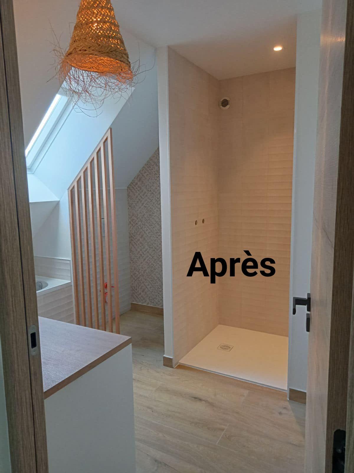 Intérieur de salle de bains avec douche, puits de lumière et luminaire en tissu tressé.