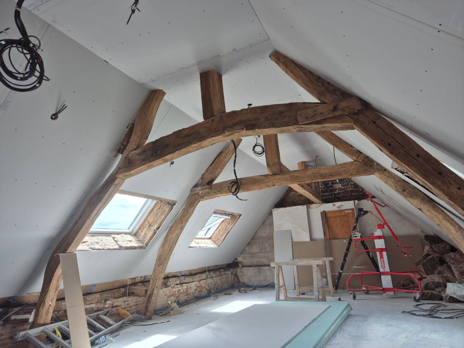 Aménagement de combles : pendant la création de cloisons. Enduit de finition appliquée.