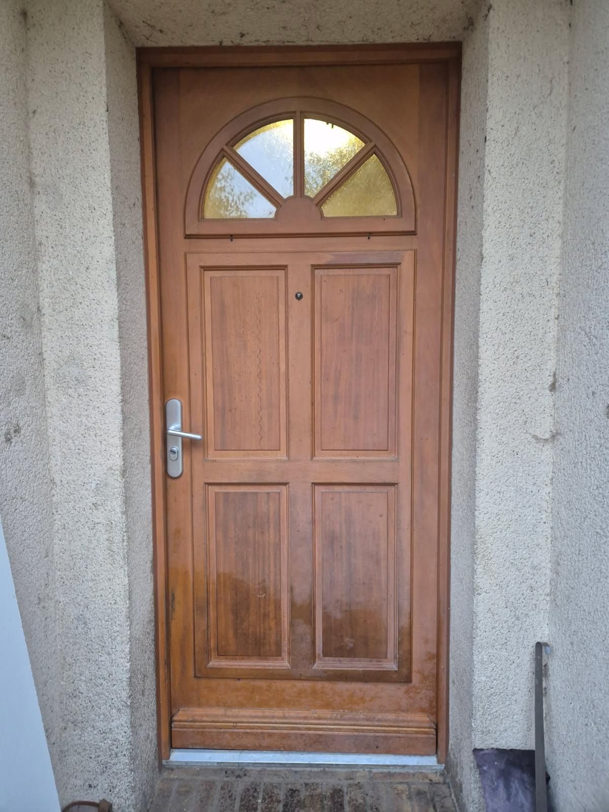 Porte d'entrée en bois à remplacer.