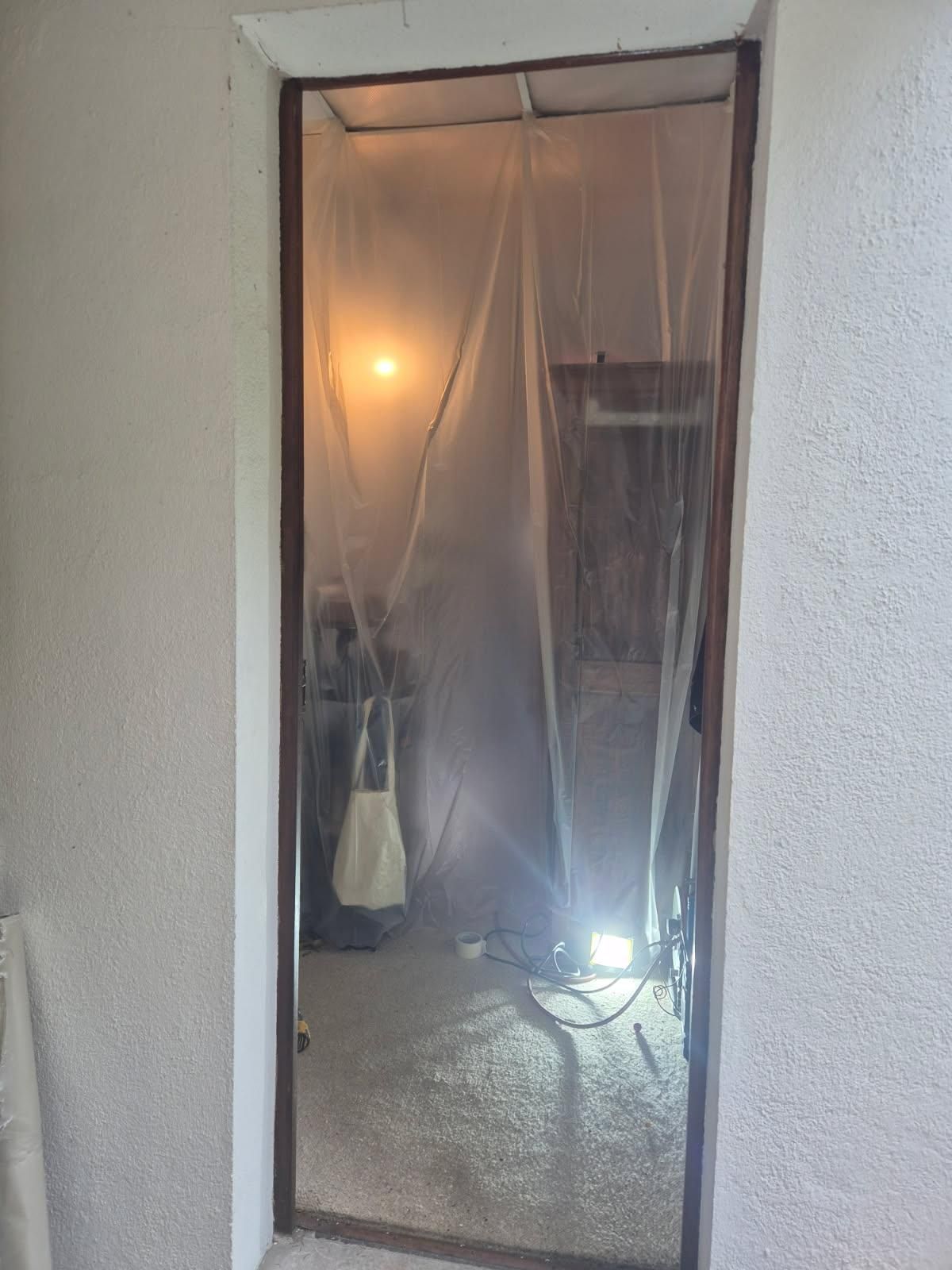 Encadrement de porte sans porte.