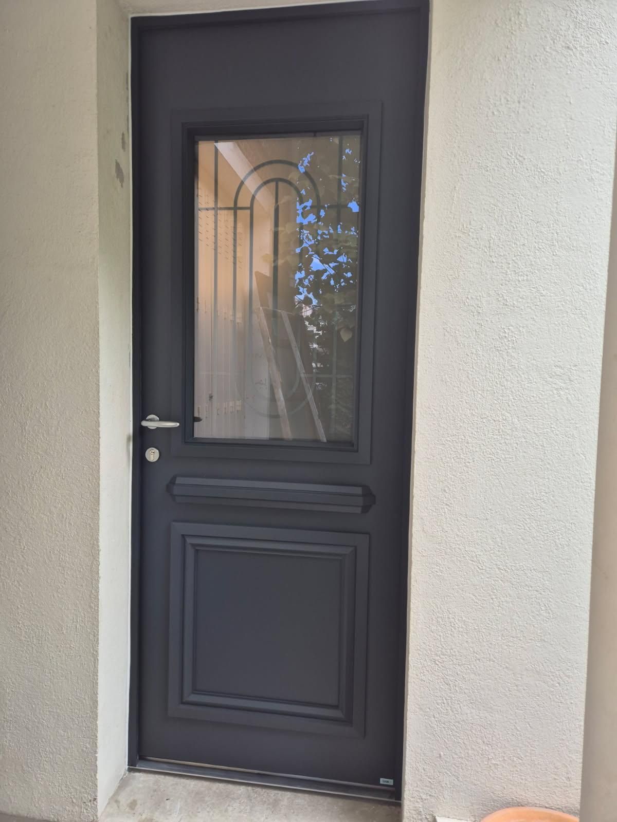 Nouvelle porte d'entrée vitrée, gris anthracite, vue d'extérieur.