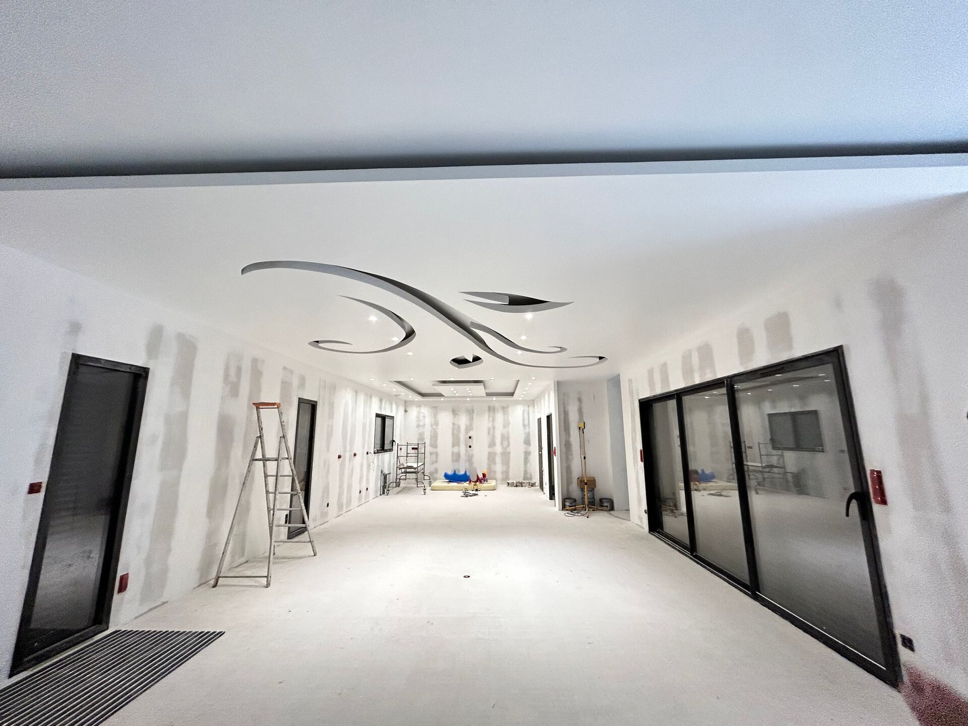 Une pièce de vie en construction avec un plafond décoratif.