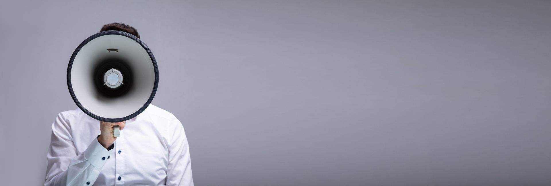 Un homme qui tient un mégaphone.