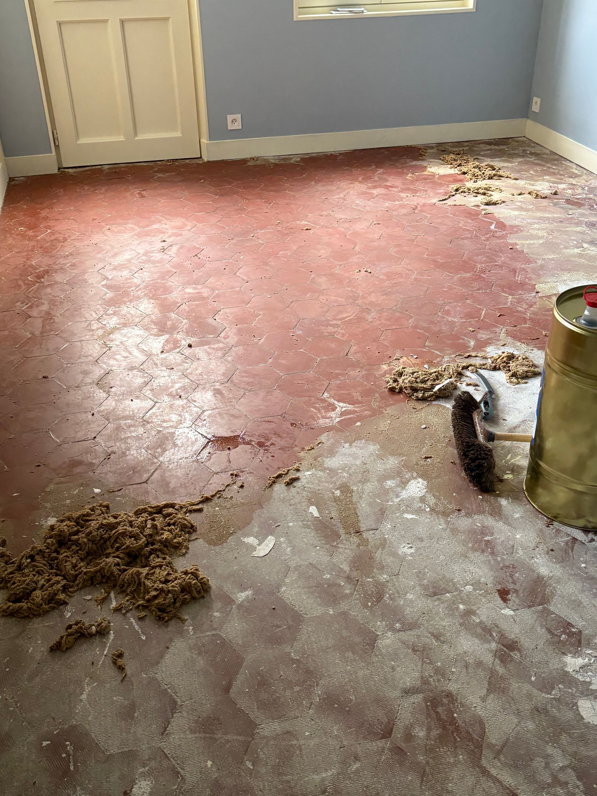 Un sol rouge en cours de rénovation.