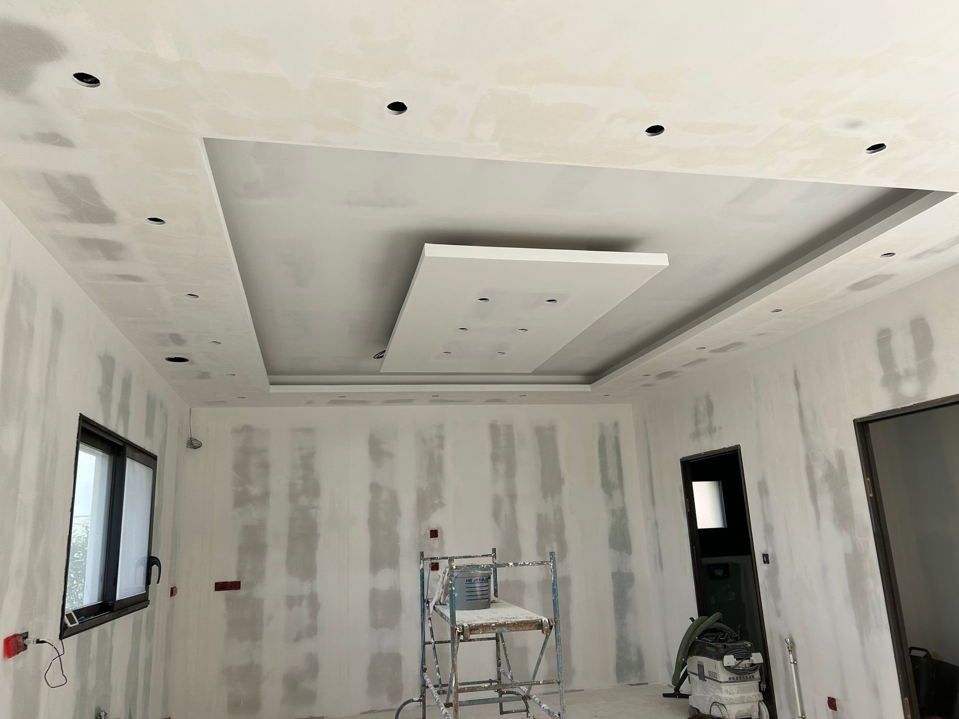 Rénovation d'un plafond avec plaques de plâtre.
