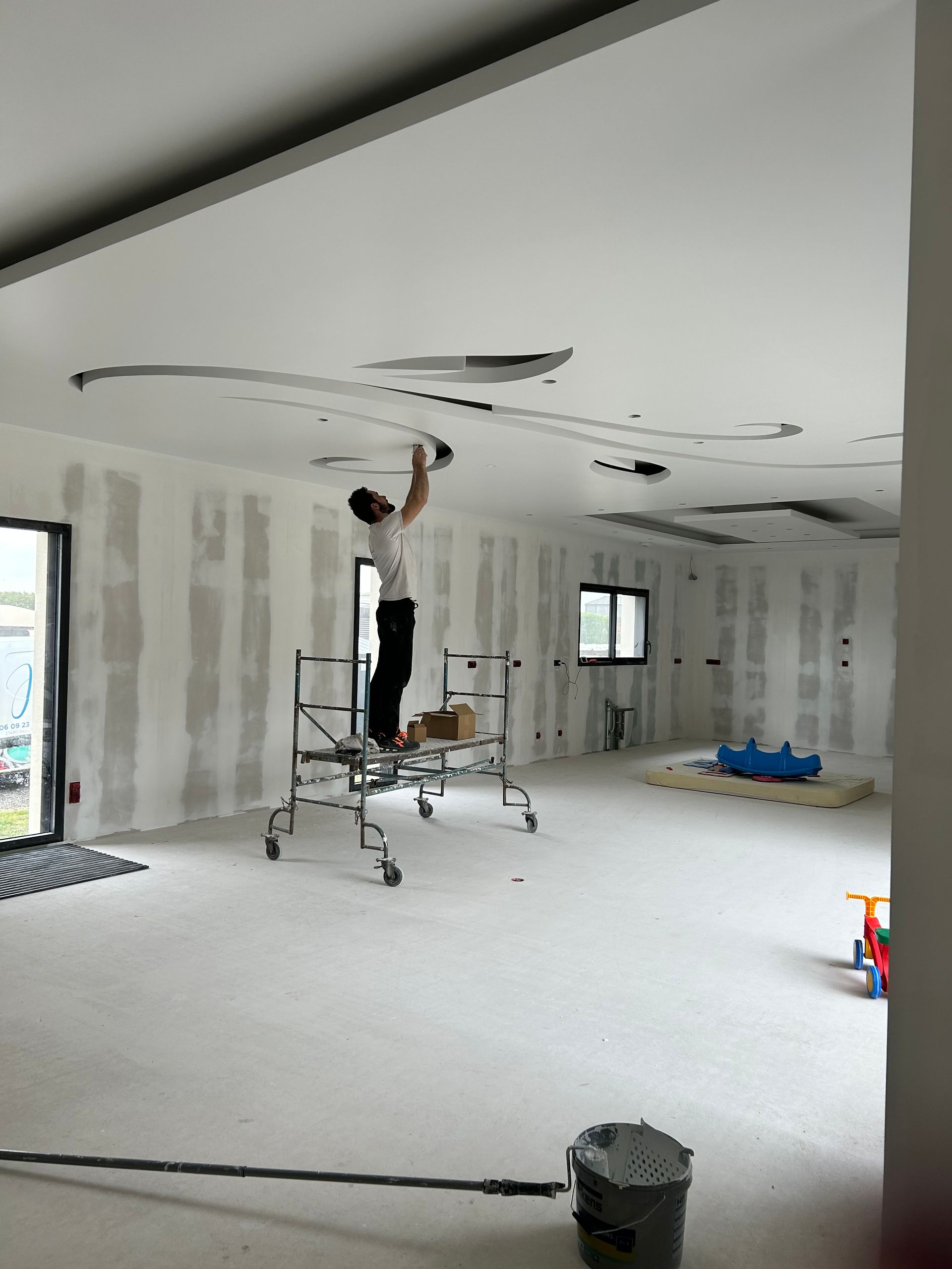 Ajout d'élément décoratif à un plafond, grâce à des plaques de plâtre.