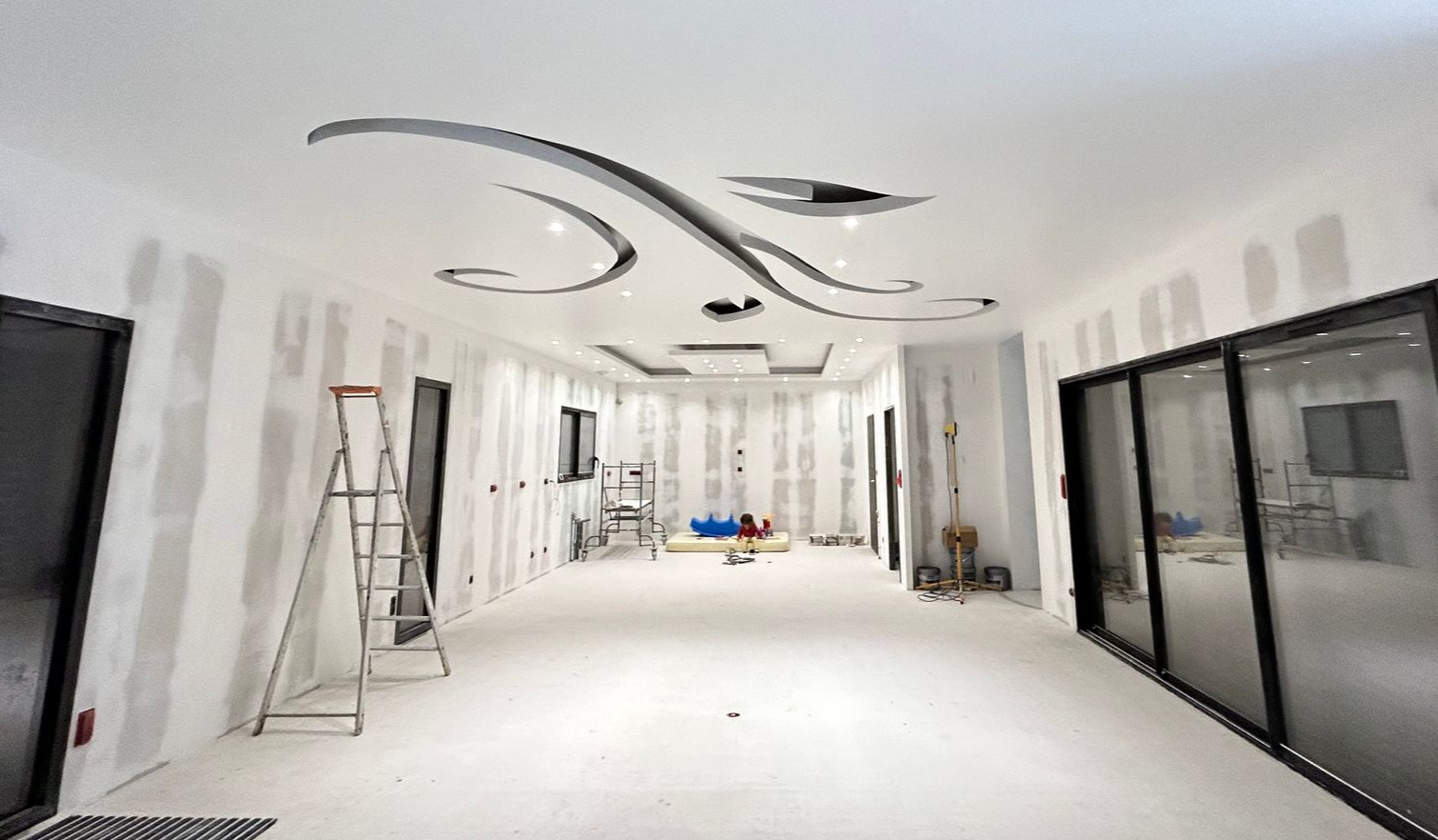 Aménagement intérieur avec cloisons sèches et plafond décoratif.