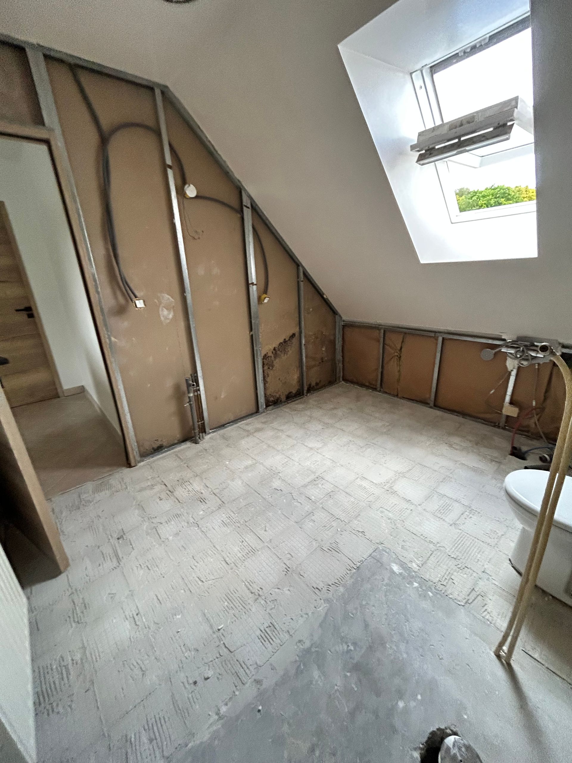 Création d'une salle de bains : pièce vide, cloisons non finies.