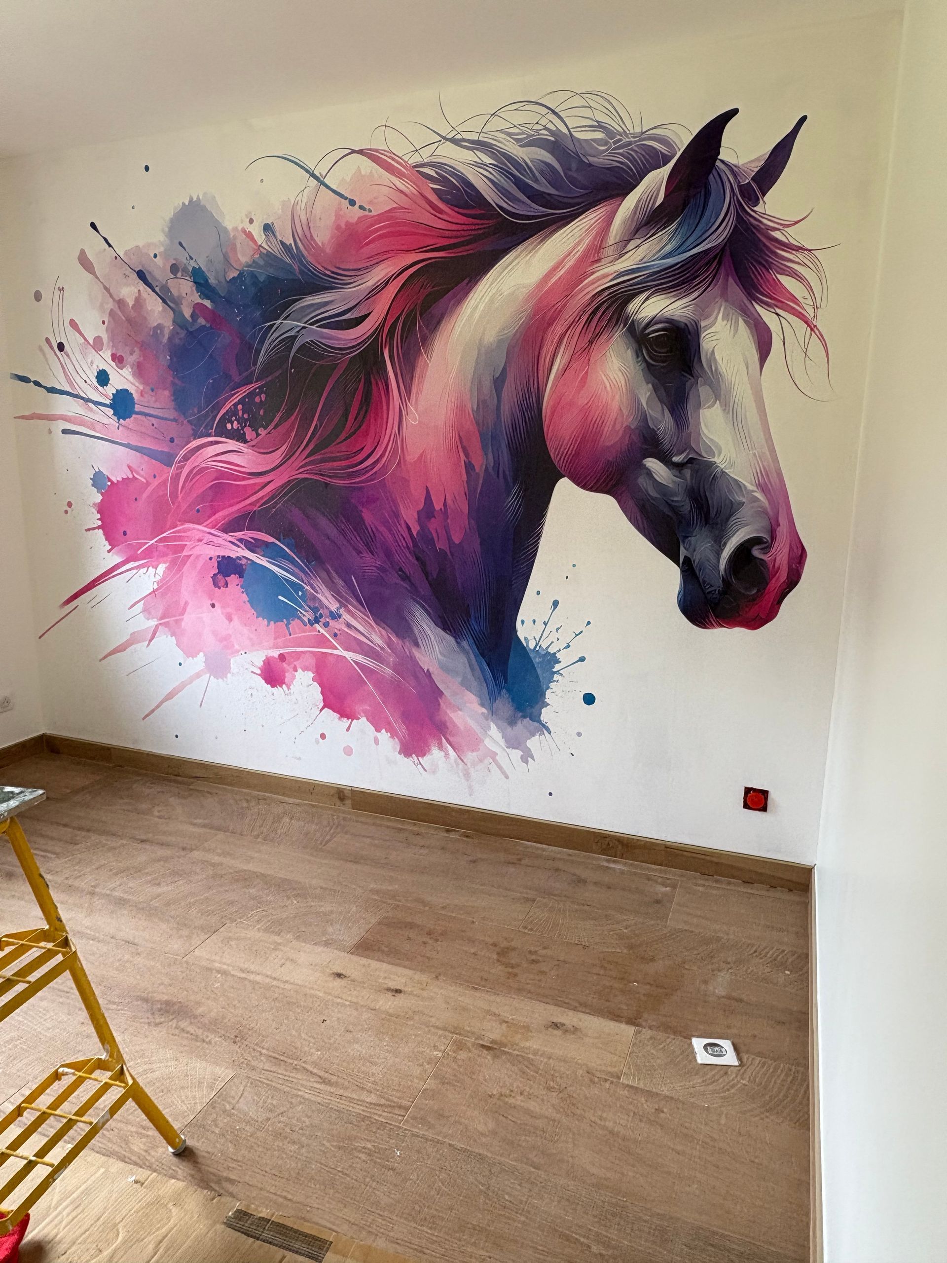 Fresque murale représentant une tête de cheval à l'aquarelle rose et bleue.