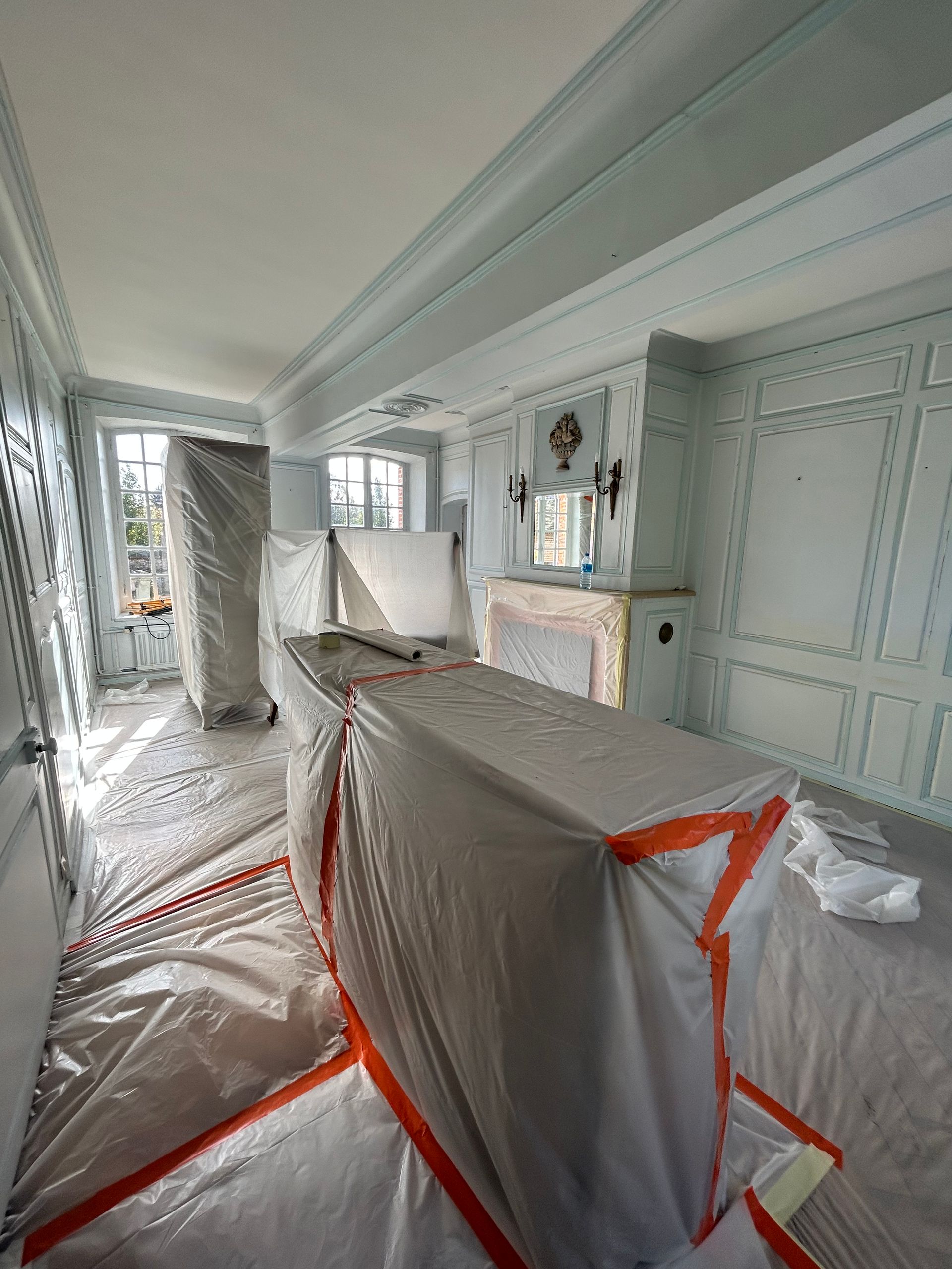 Rénovation en peinture d'un salon : travaux en cours.