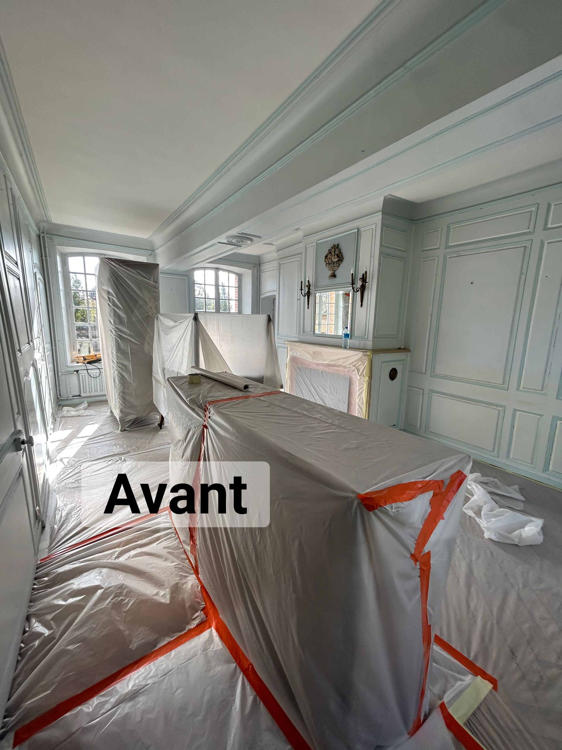 Pièce recouverte de plastique pendant les travaux de rénovation.