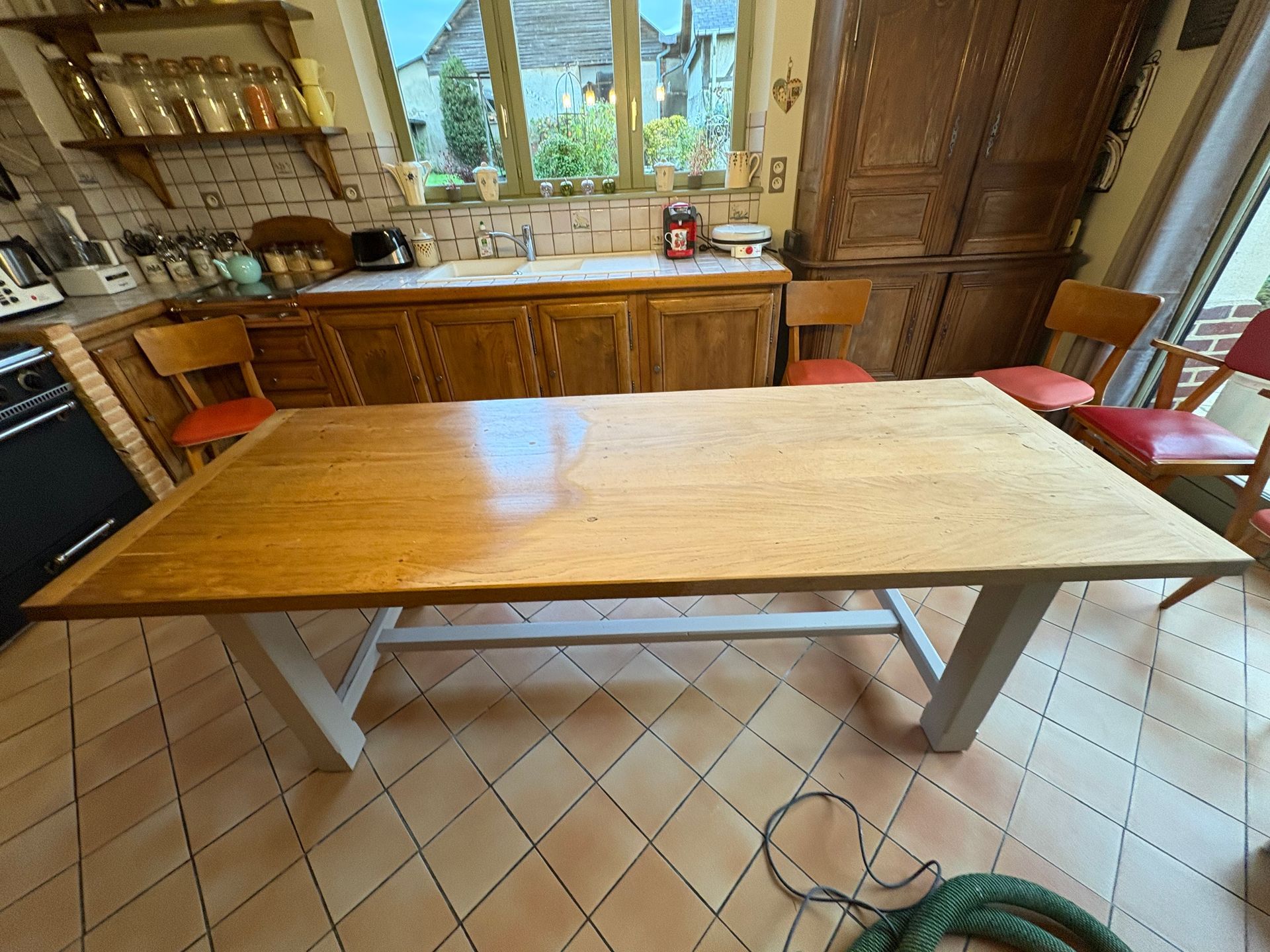 Table de cuisine en bois avec pieds gris.