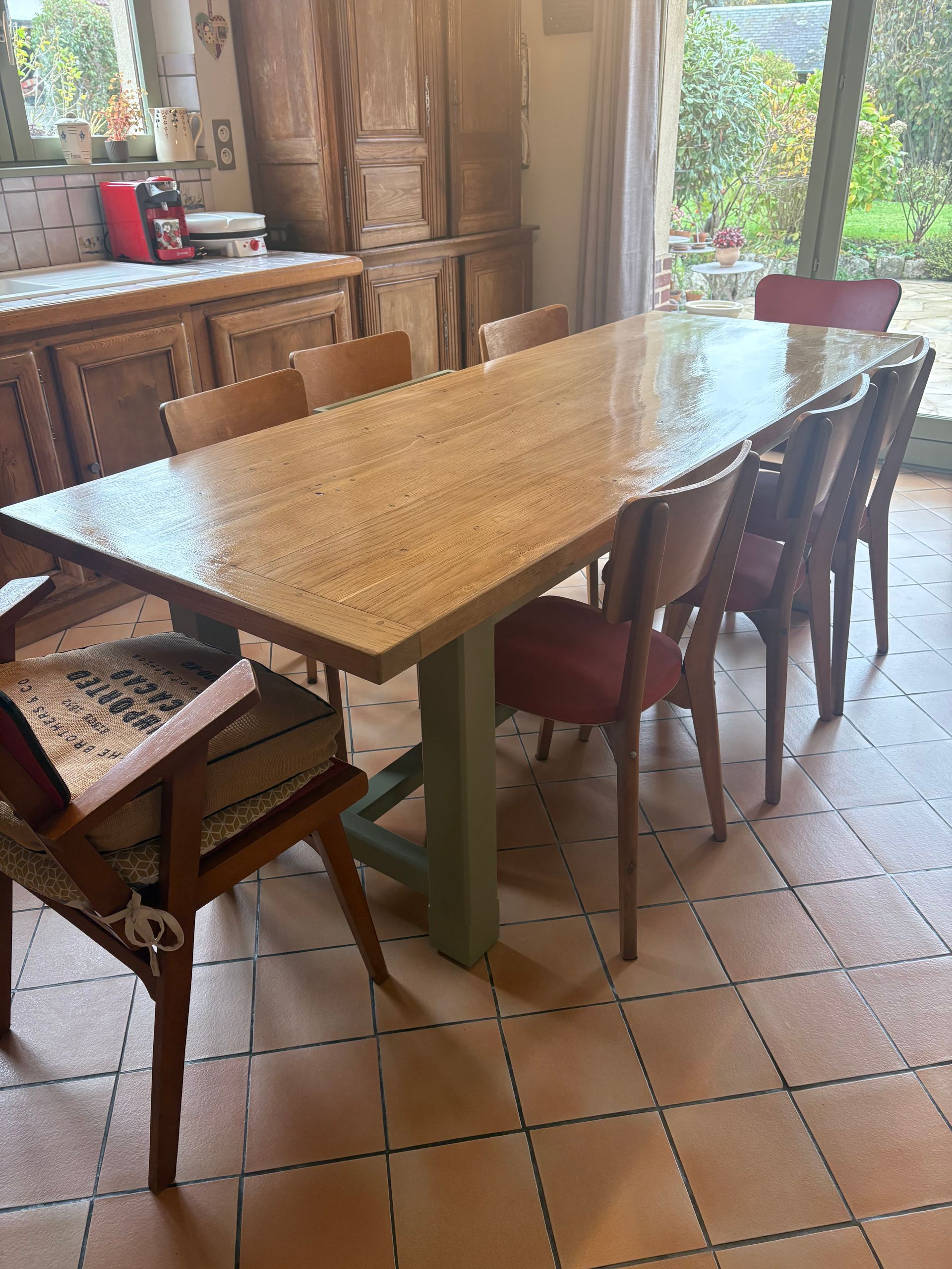 Table à manger en bois avec huit chaises.