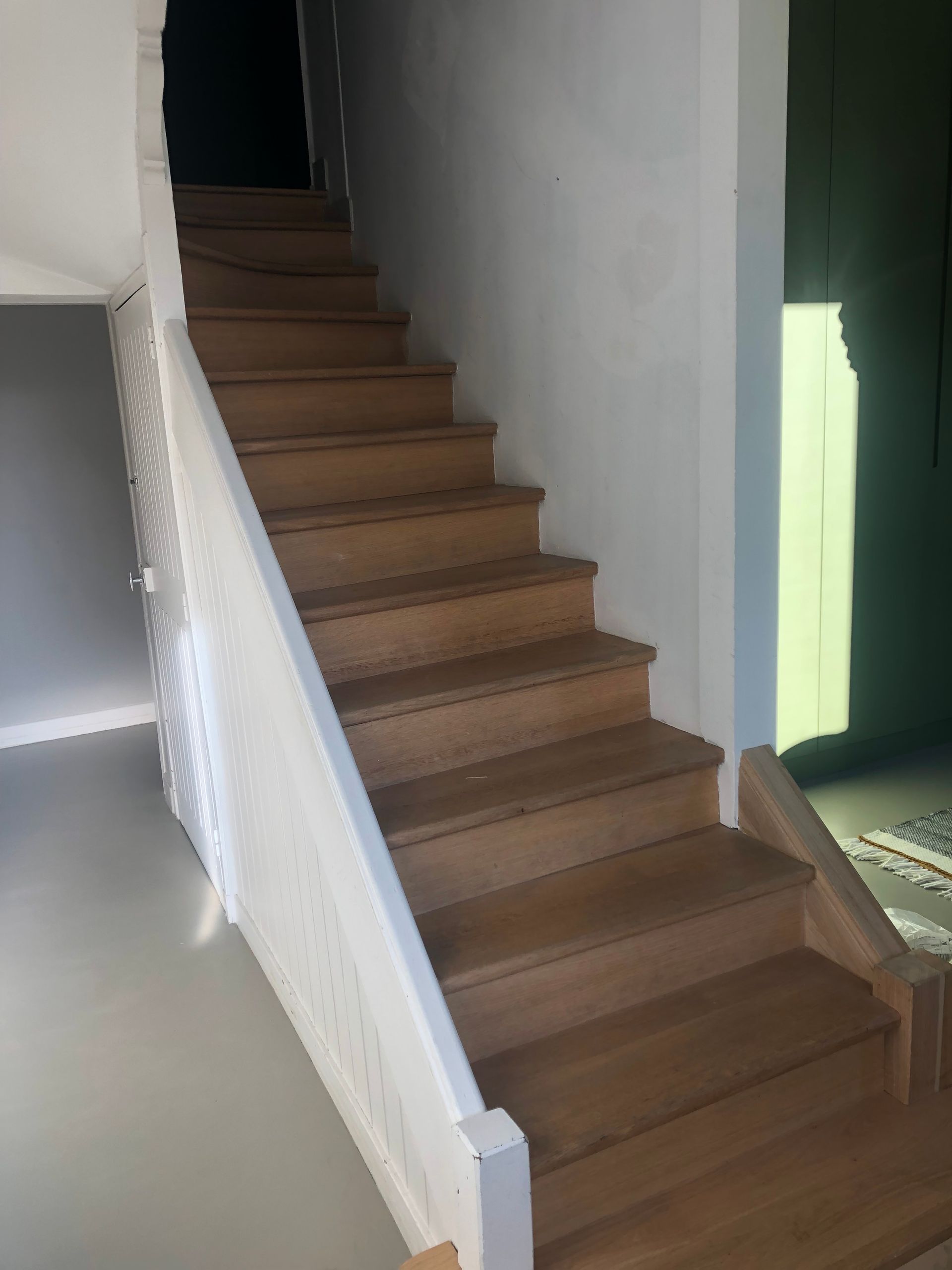 Rénovation d'une cage d'escalier : avant (vue du bas).