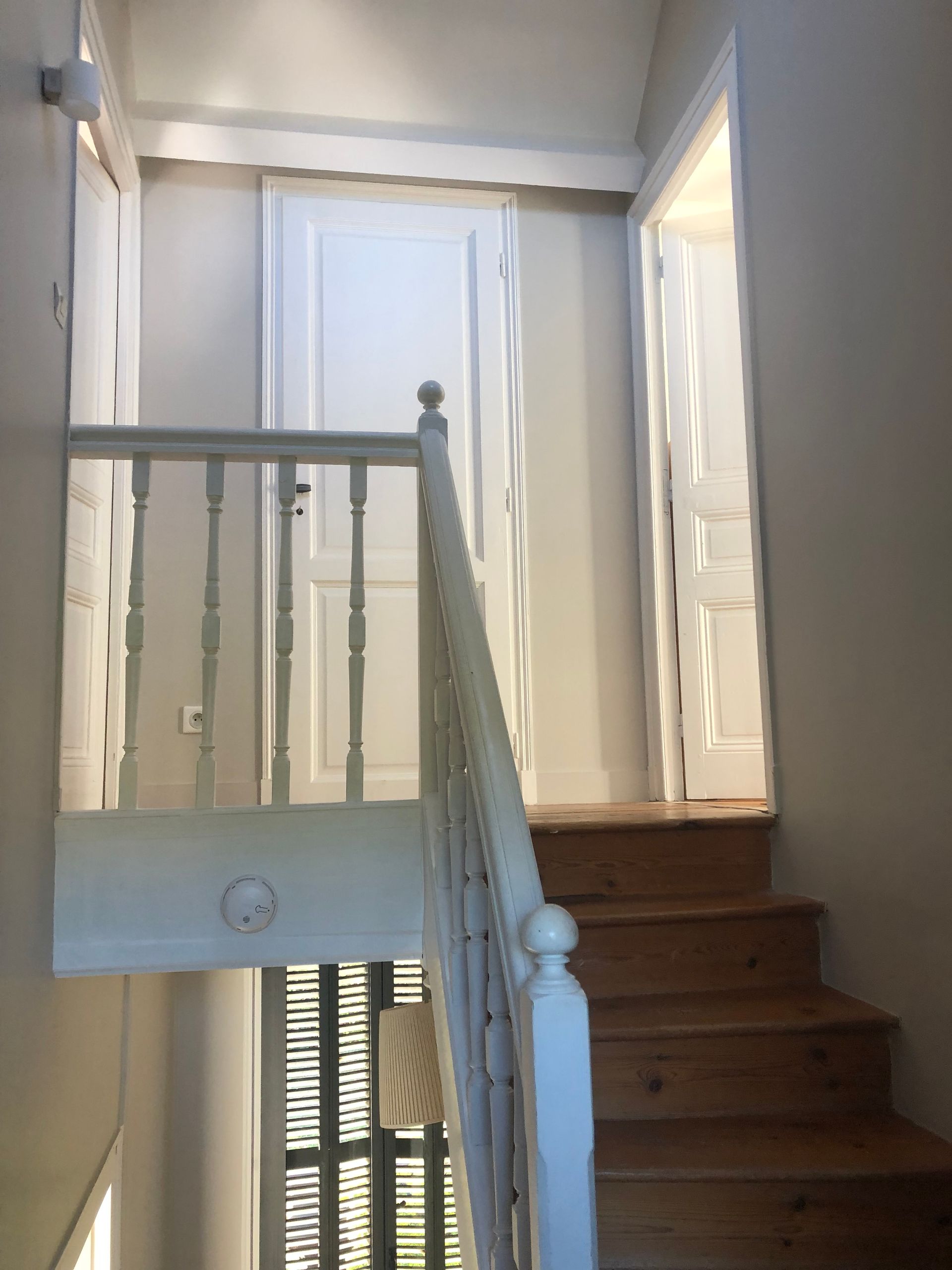 Rénovation d'une cage d'escalier : avant (vue du palier).