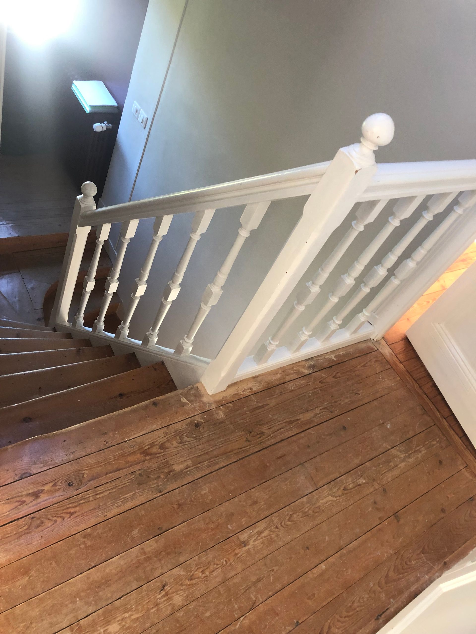 Rénovation d'une cage d'escalier : avant (parquet du palier).