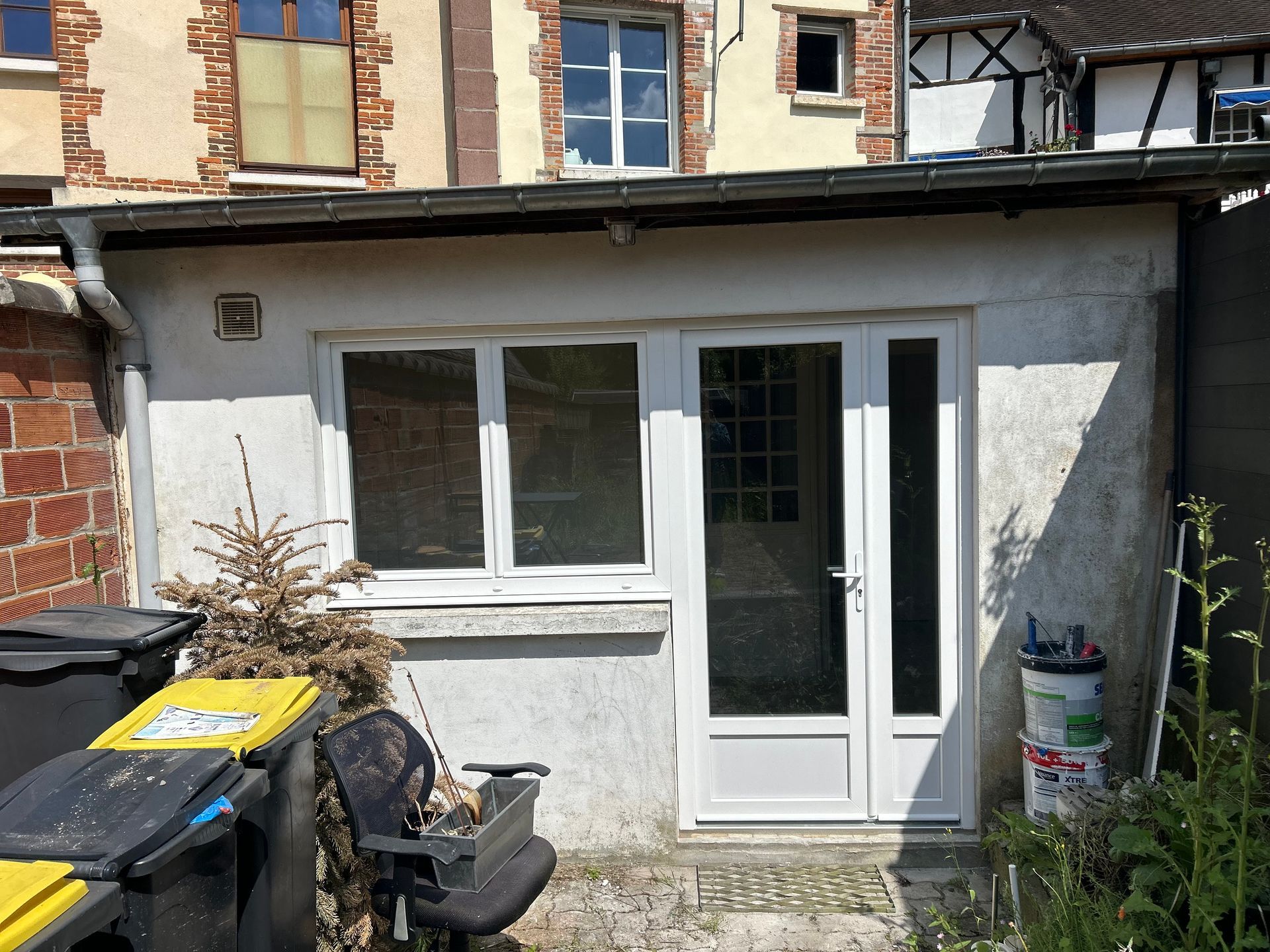 Nouvelles menuiseries en PVC : porte vitrée et fenêtres.