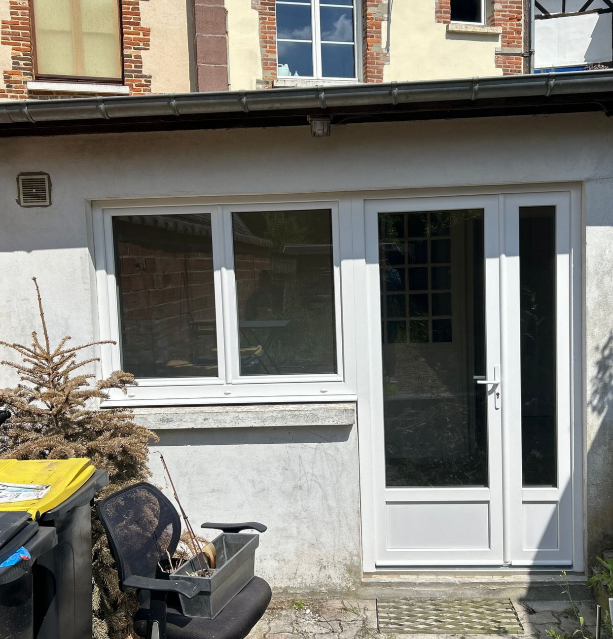 Fenêtres et portes en PVC, vues d'extérieur.