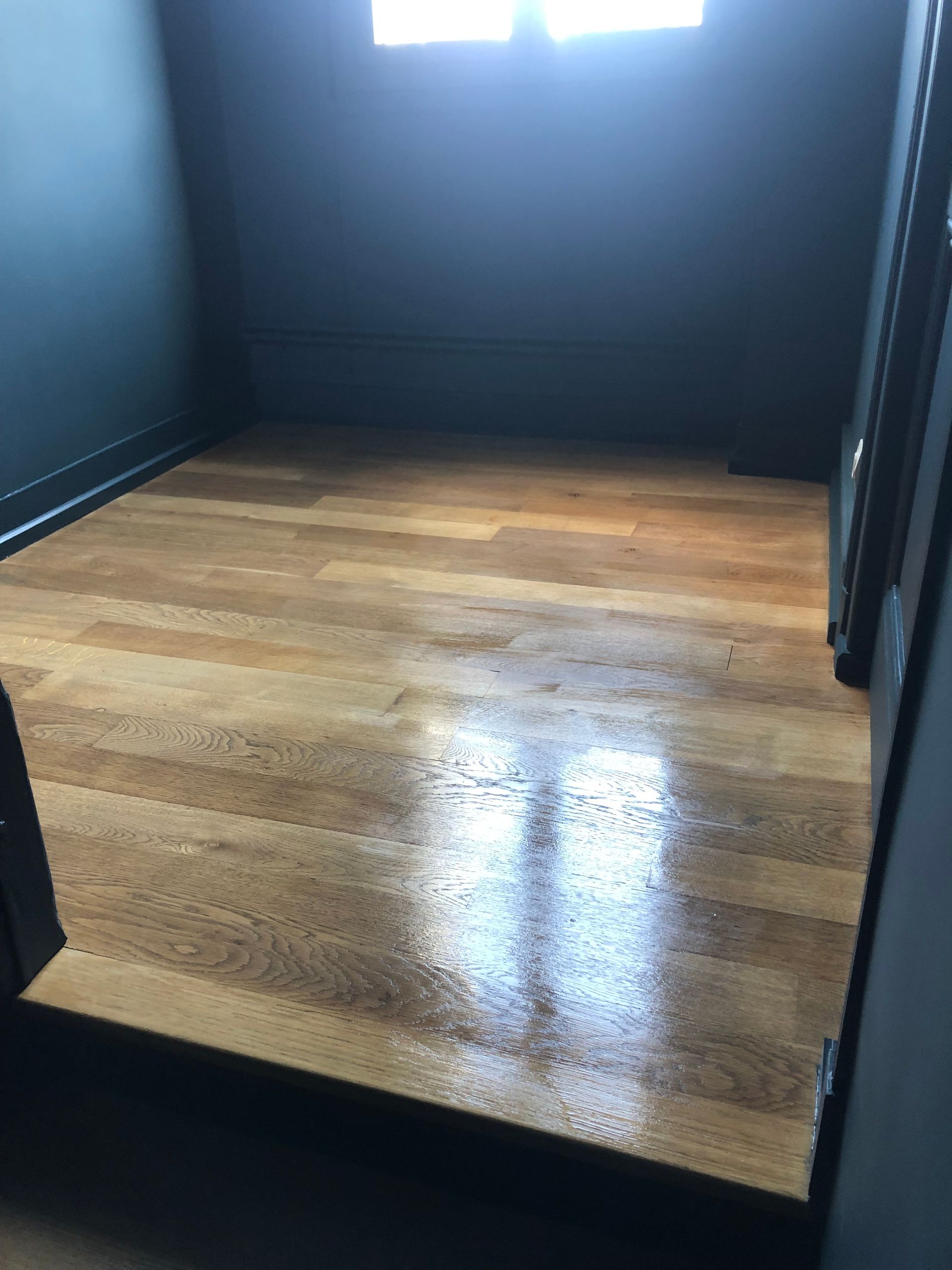 Rénovation d'une cage d'escalier : après (parquet du palier).