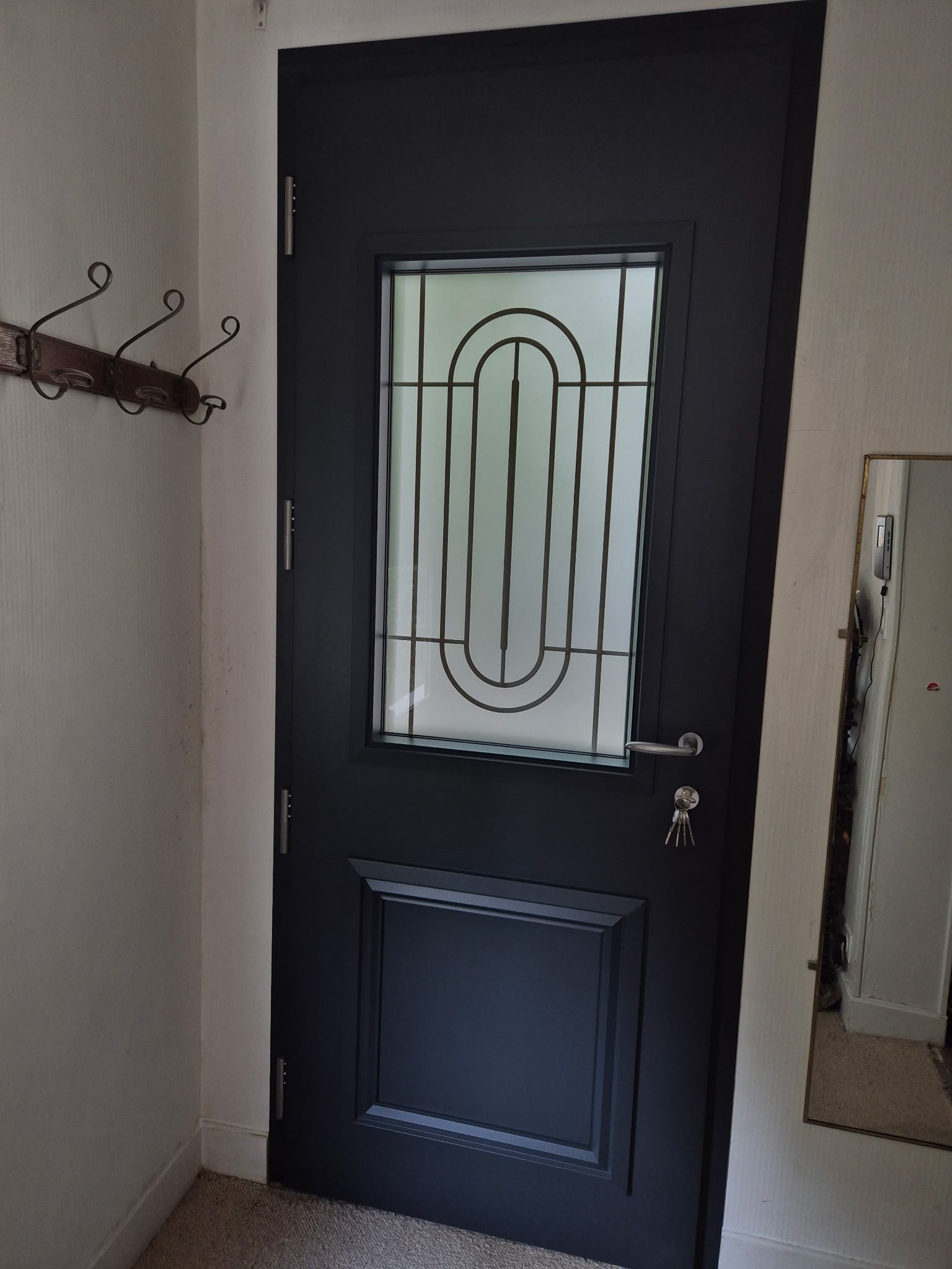 Nouvelle porte d'entrée vitrée, gris anthracite, vue d'intérieur. On voit la sérigraphie.