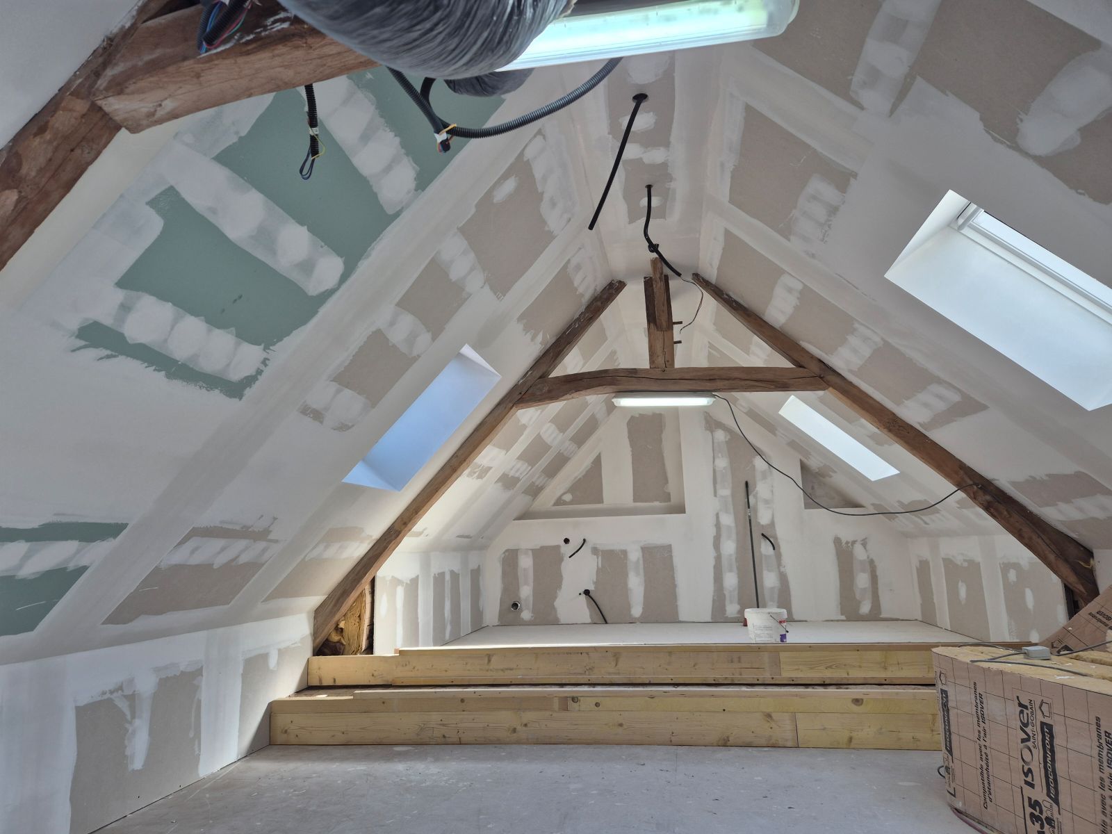 Aménagement de combles : pendant la création de cloisons. Plaques de plâtre visibles.
