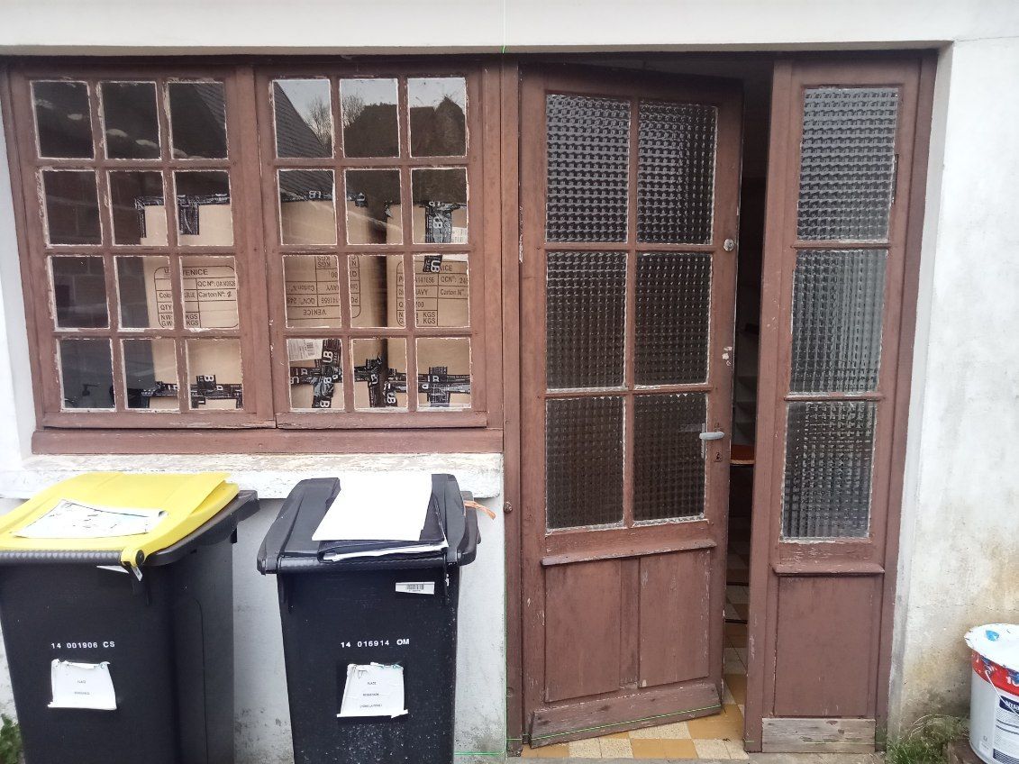 Menuiseries en bois : portes vitrées et fenêtres.